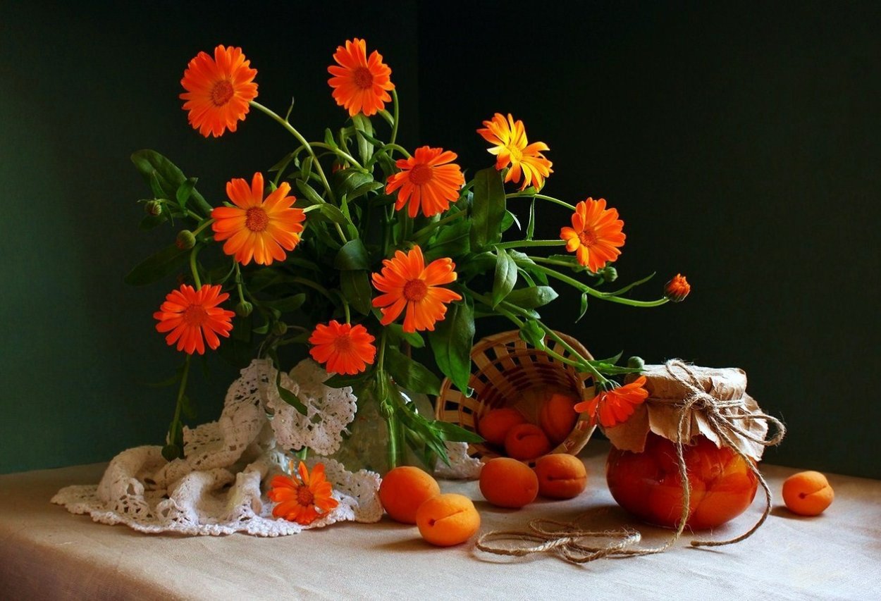 Натюрморт в оранжевых тонах