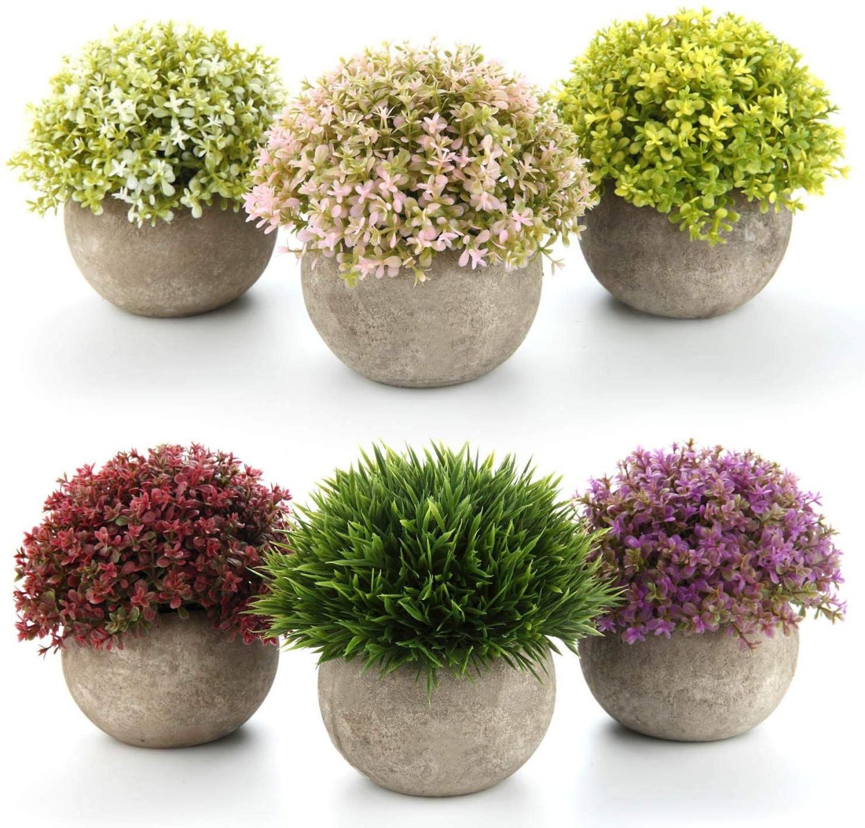 Маленькие цветы в горшках