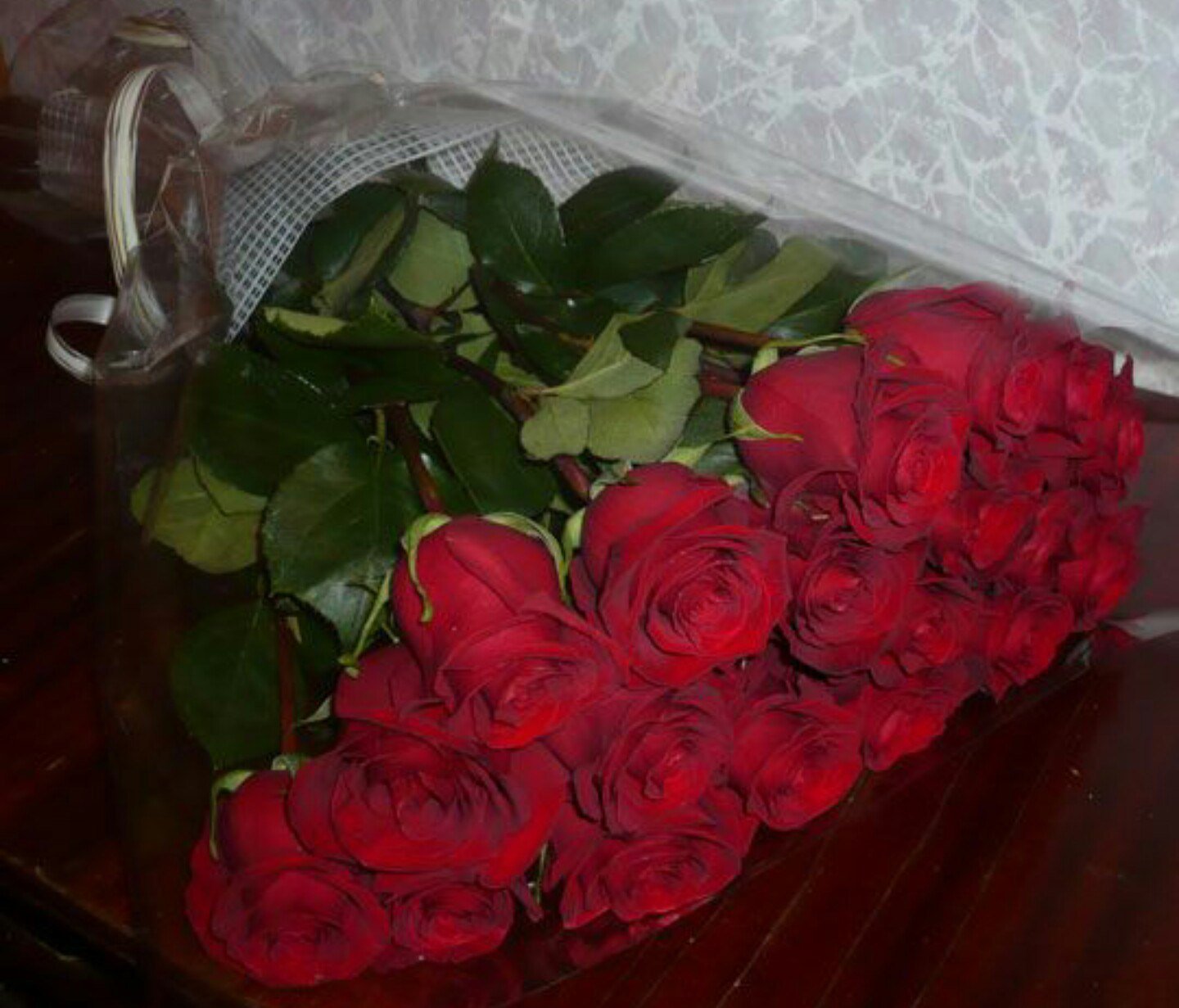 букет роз в банке на столе