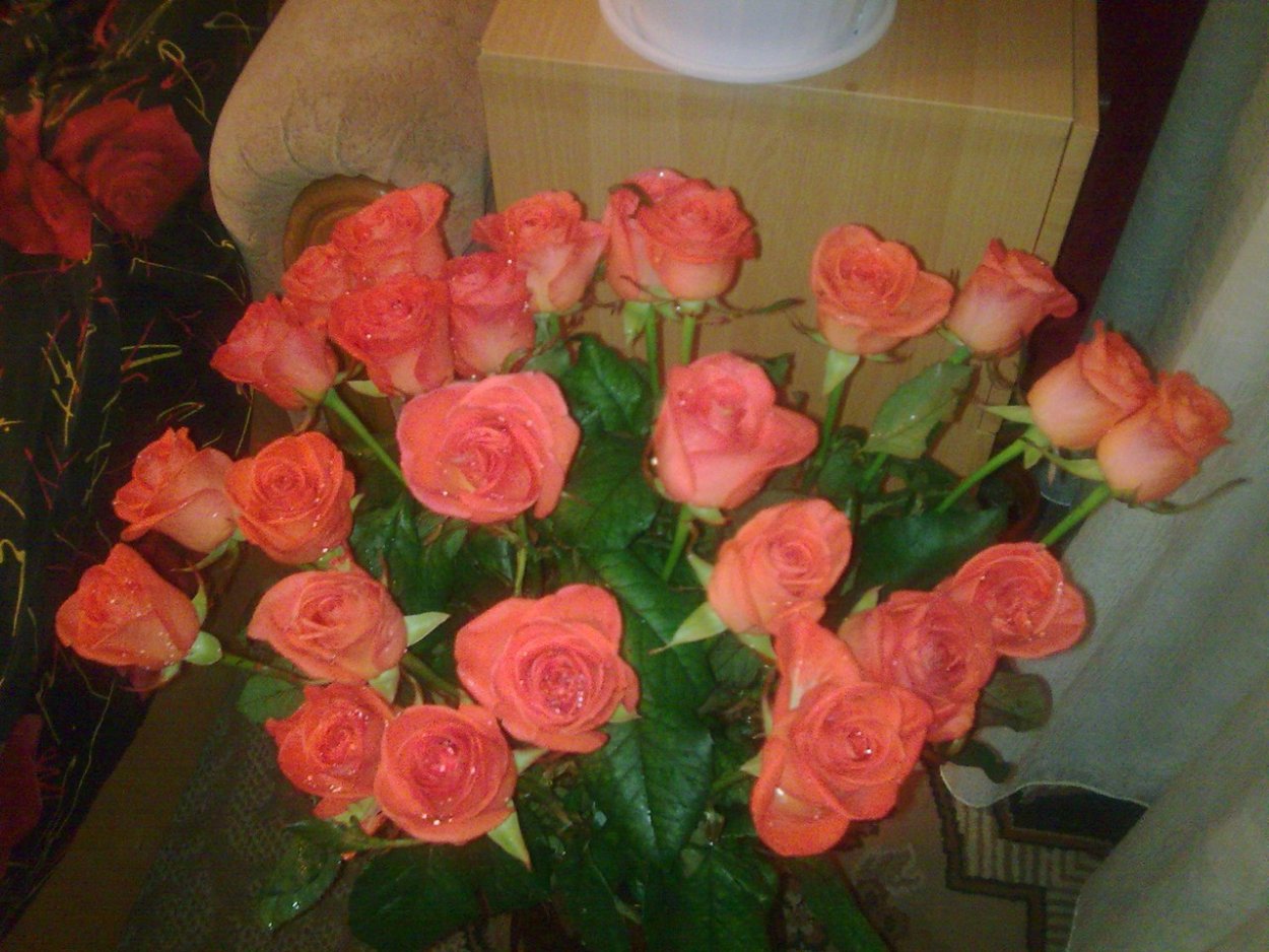 Букет роз в вазе дома