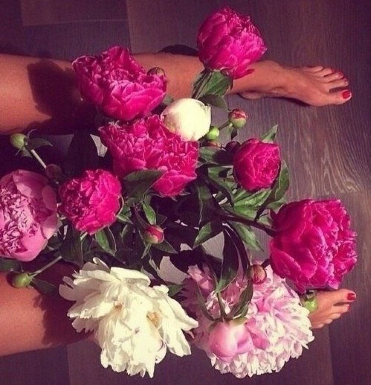 Букет пионов в руках
