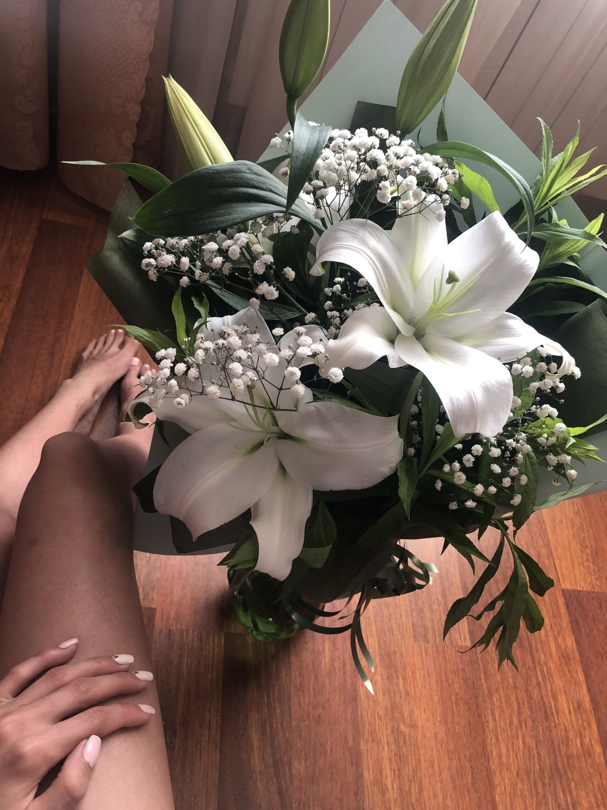 Букет из лилий в руках