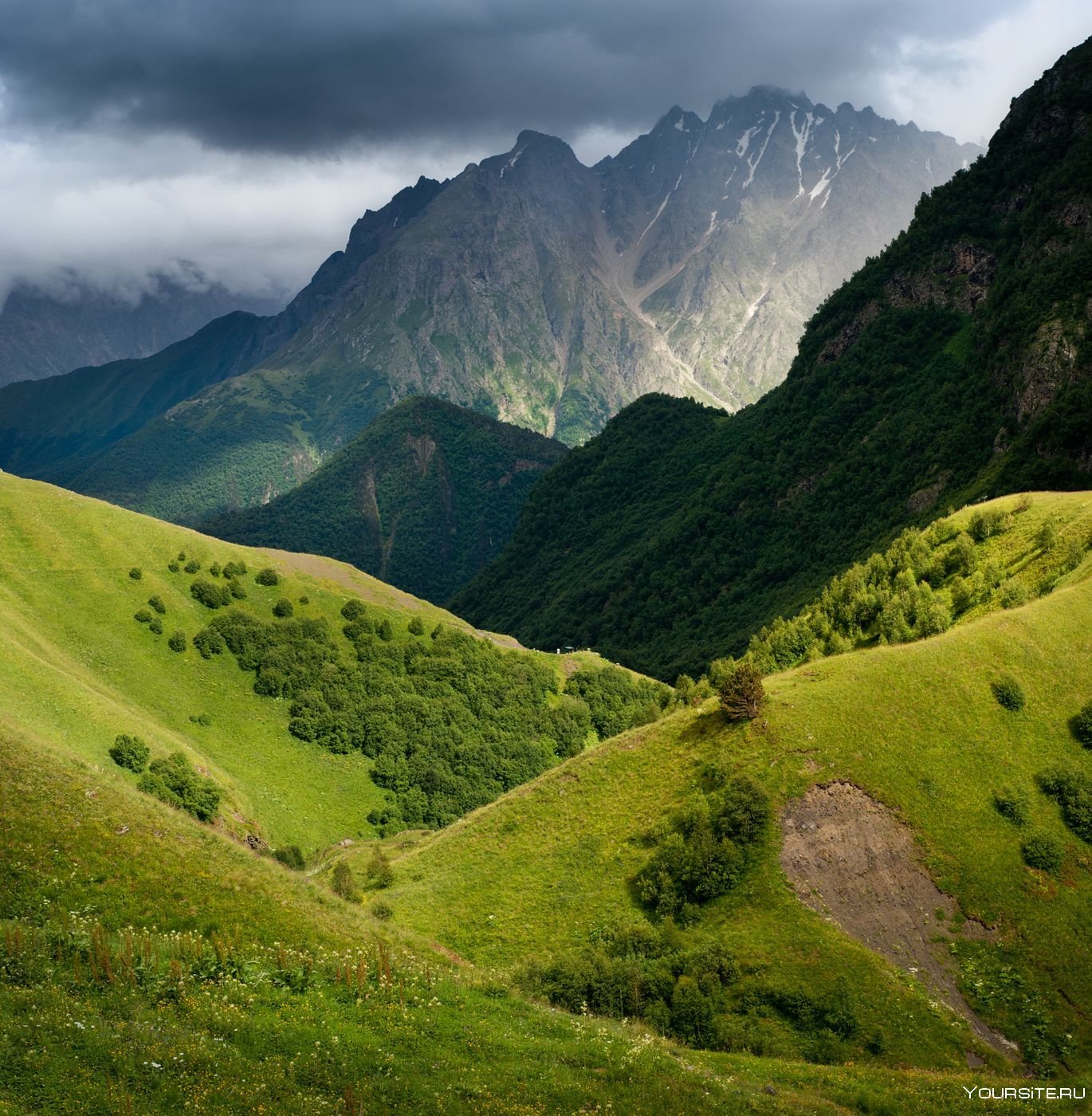 Зелёный холм Осетия