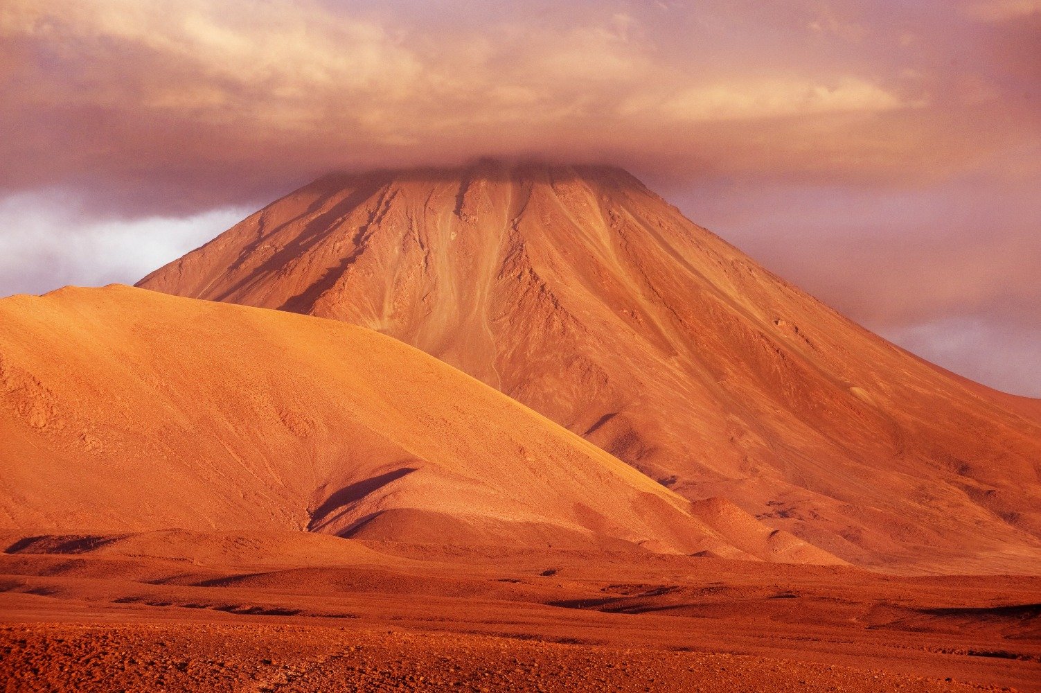 Пустыня анды. Чили пустыня Атакама. Южная Америка Атакама. Южная Америка пустыня Атакама. Рельеф пустыни Атакама.