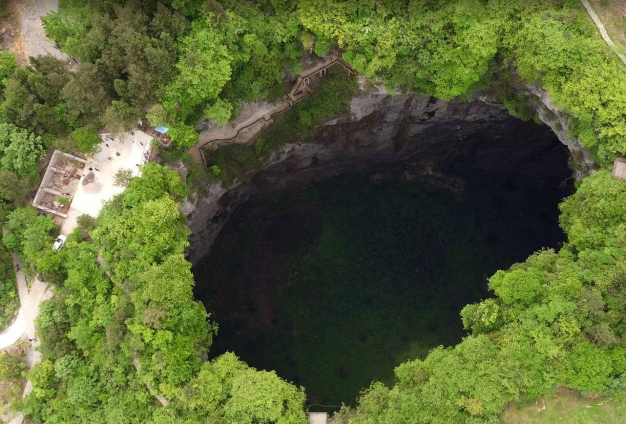 Гигантский карстовый провал в Китае