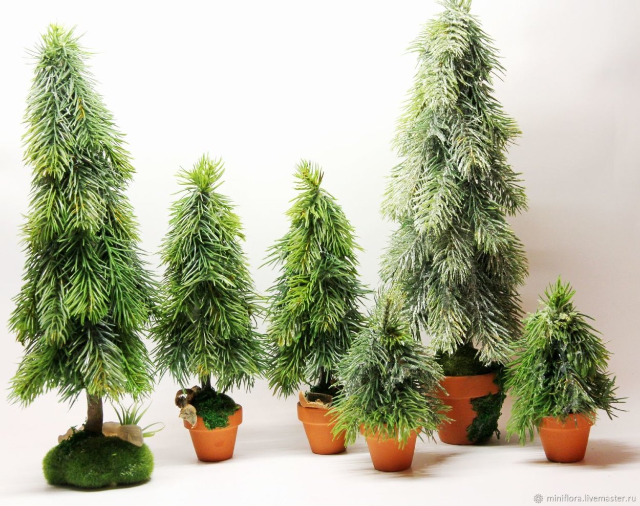Искусственная елка в горшке