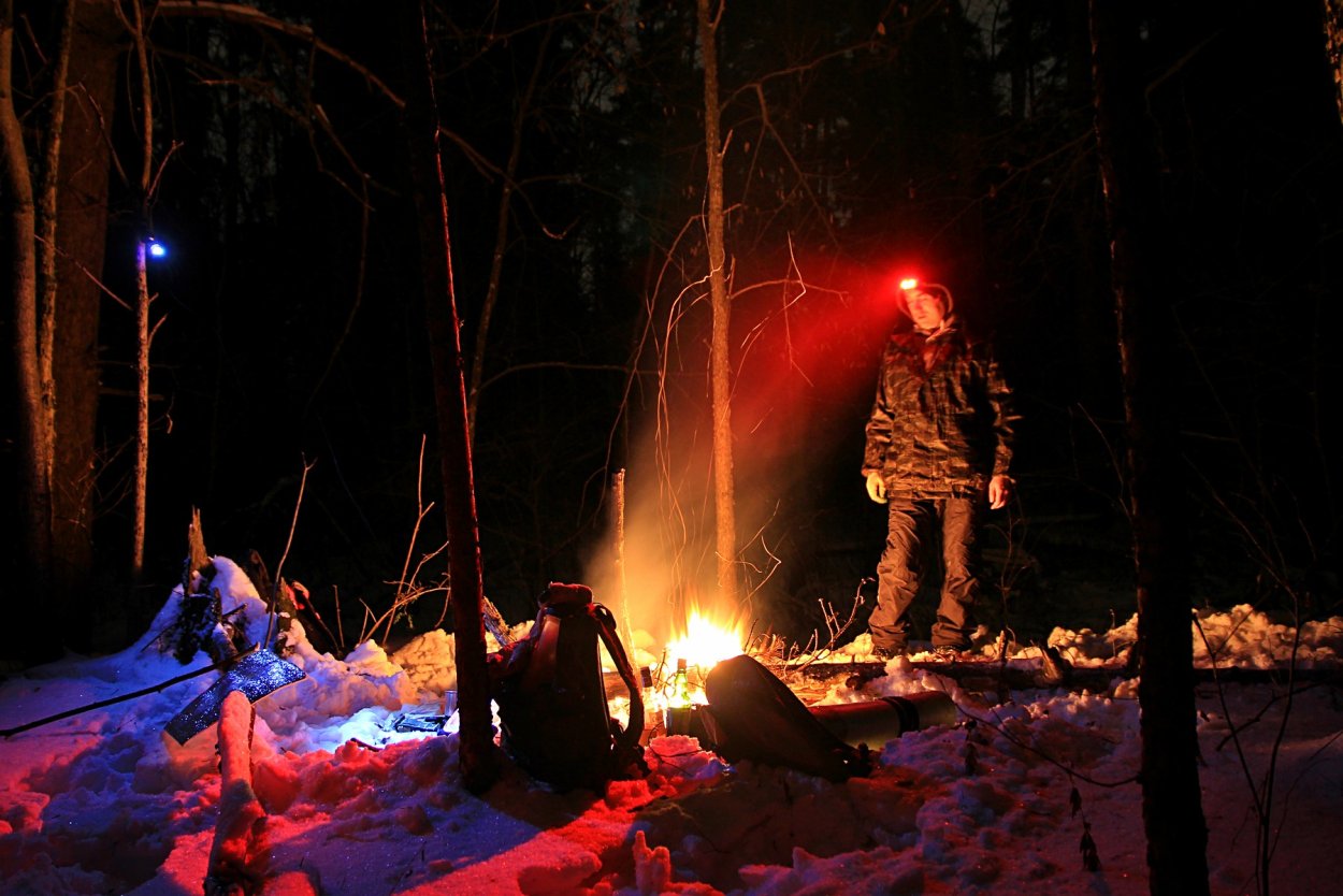 Костер в зимнем ночном лесу