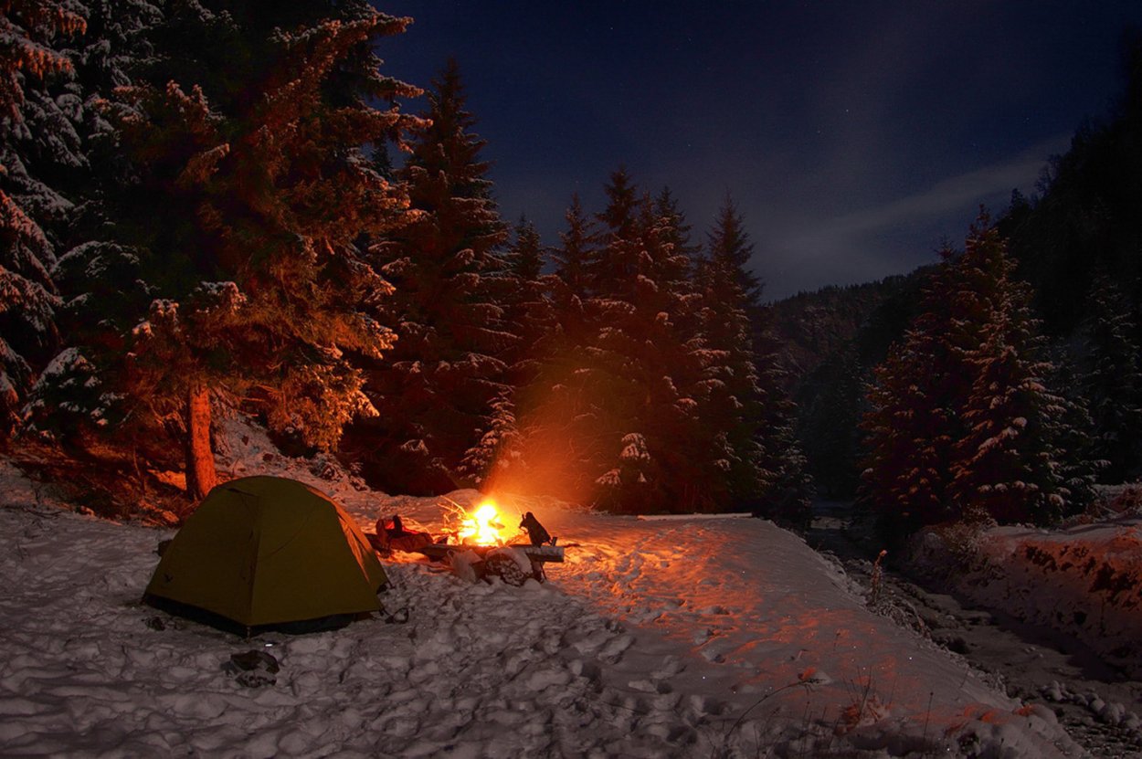 Костер в зимнем лесу