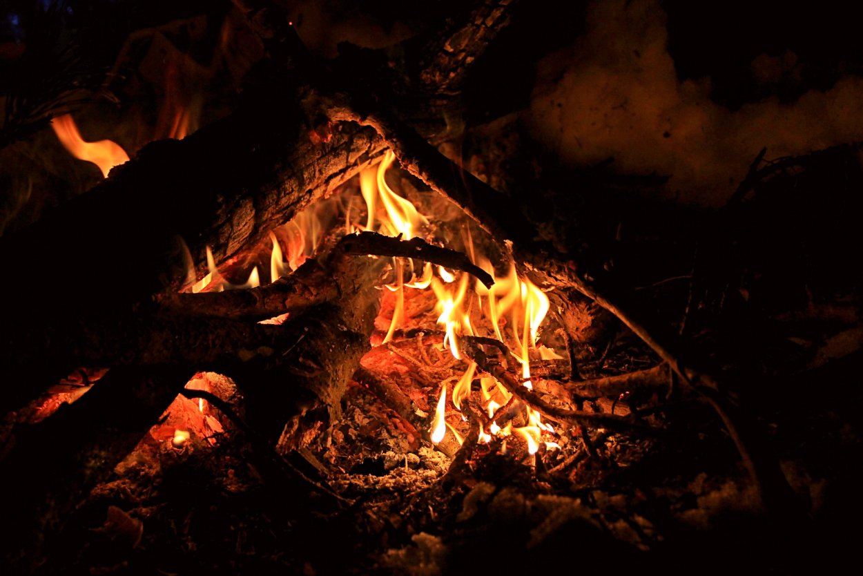 Костер в горах ночью