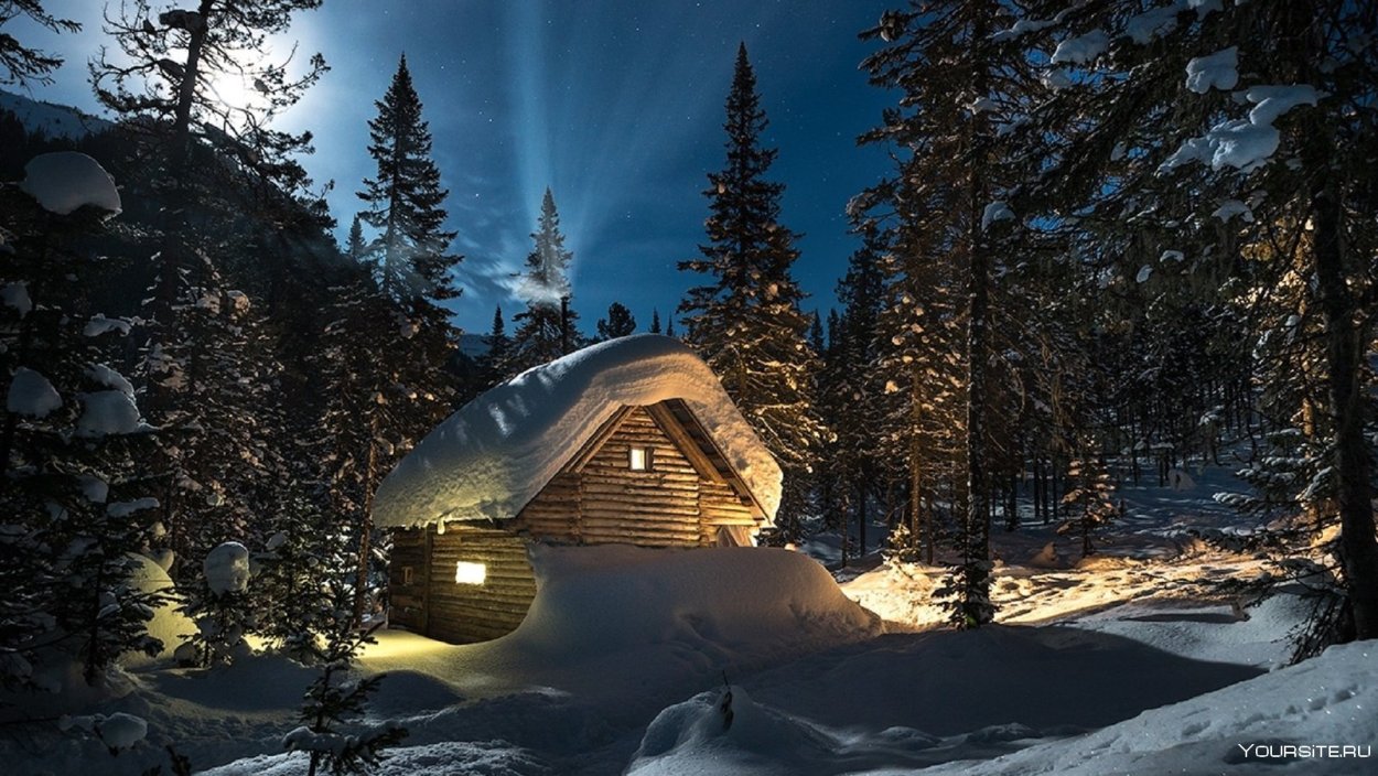 Заснеженный домик в лесу