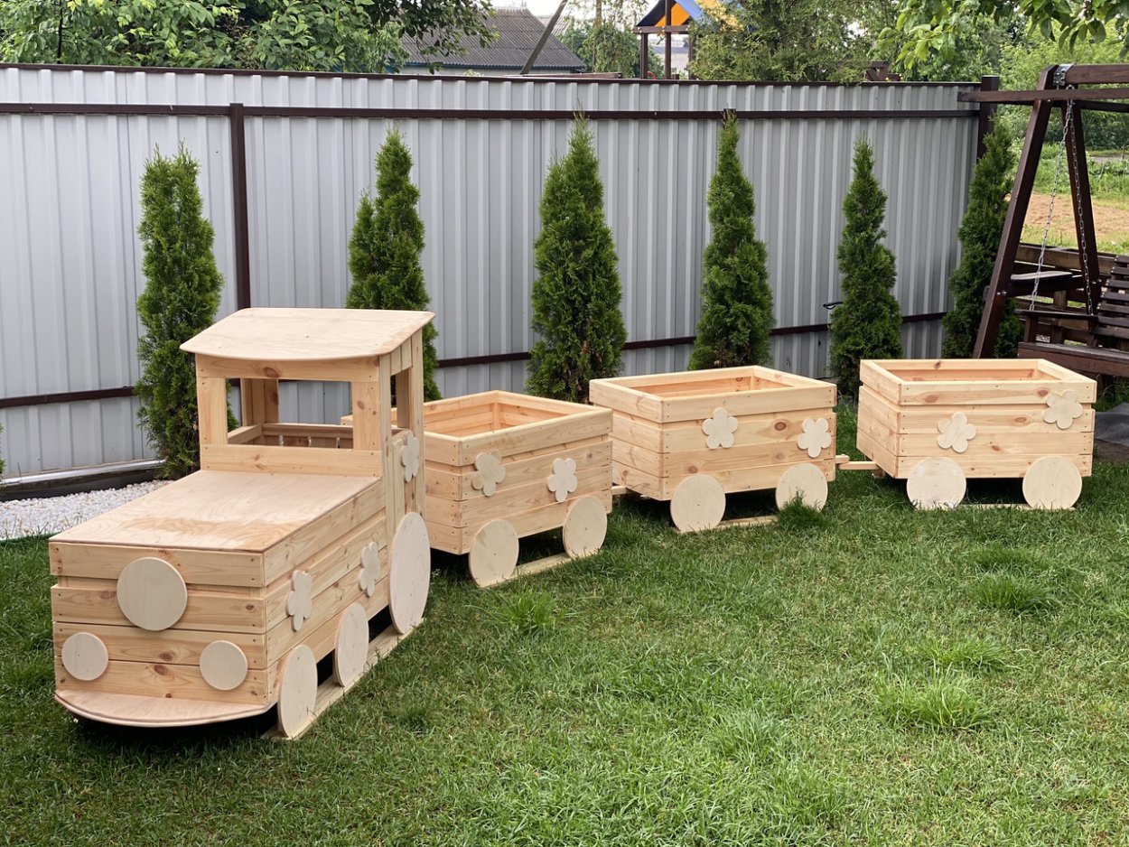 Деревянный паровозик клумба