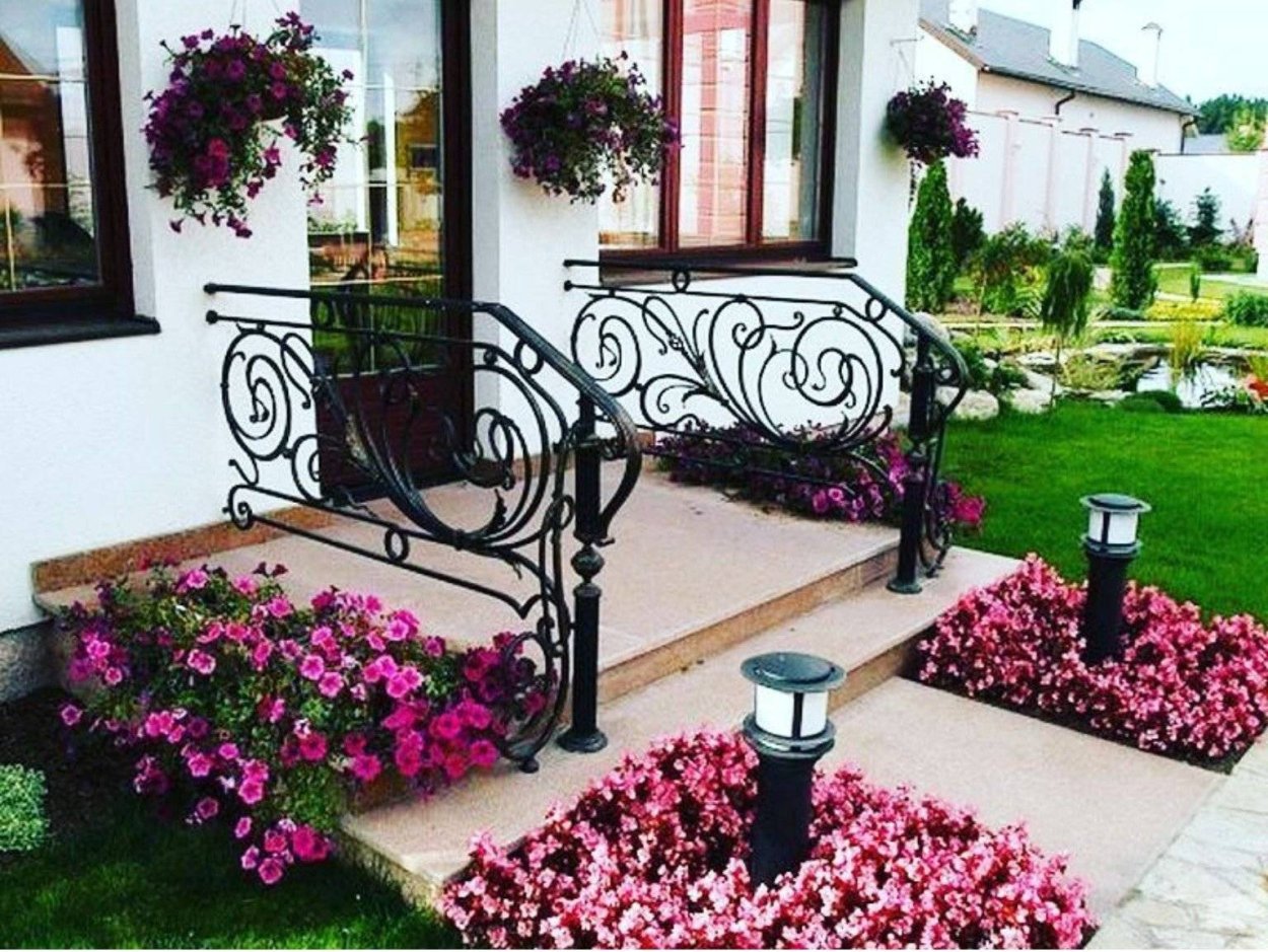 Цветник перед крыльцом