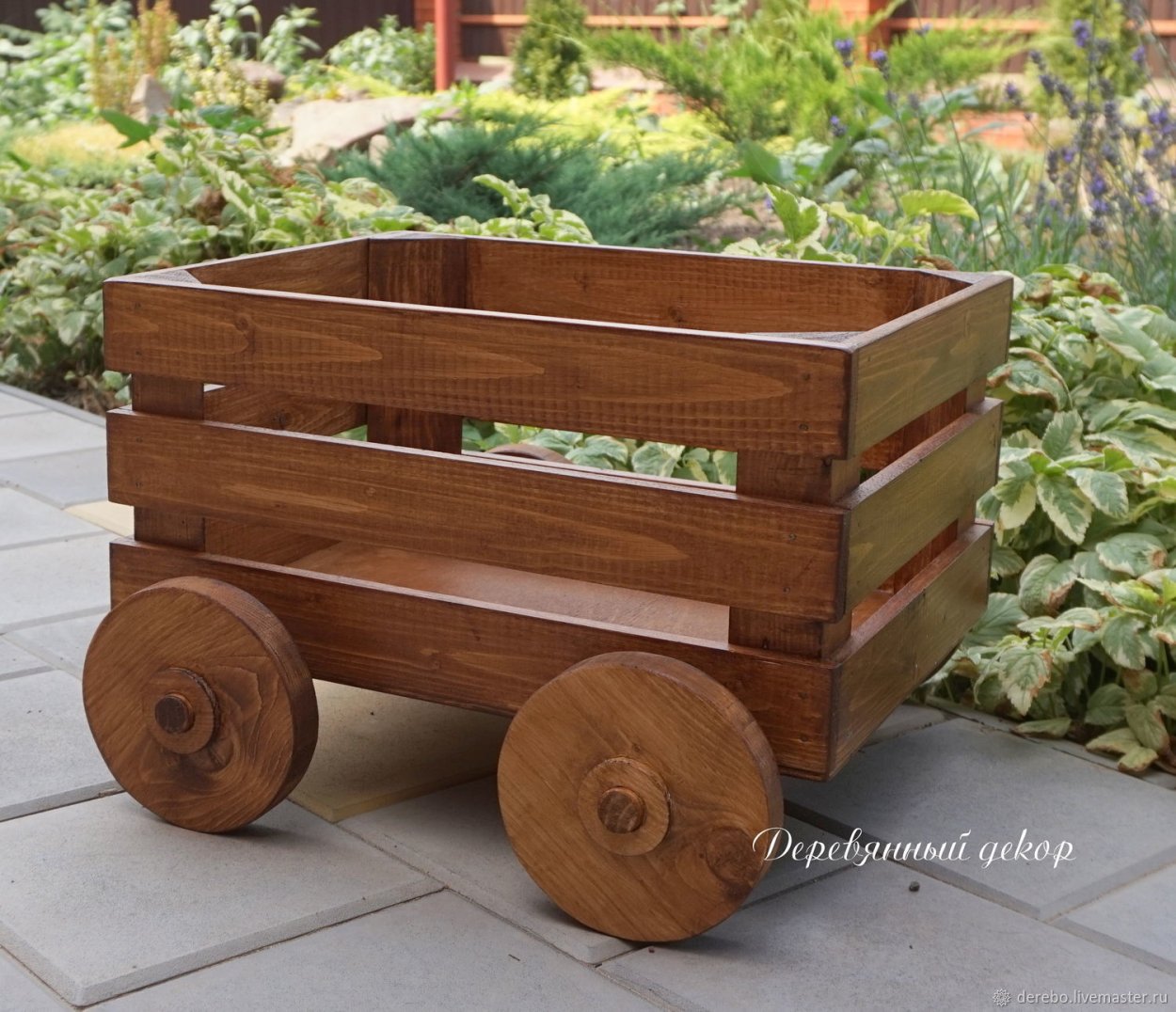 Тележка декоративная для сада