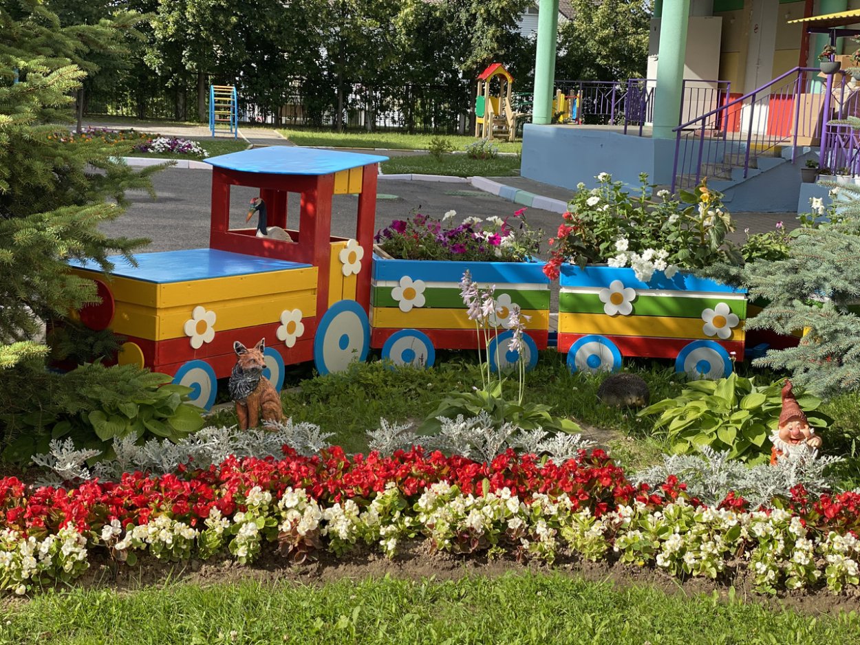 Клумба в виде паровозика