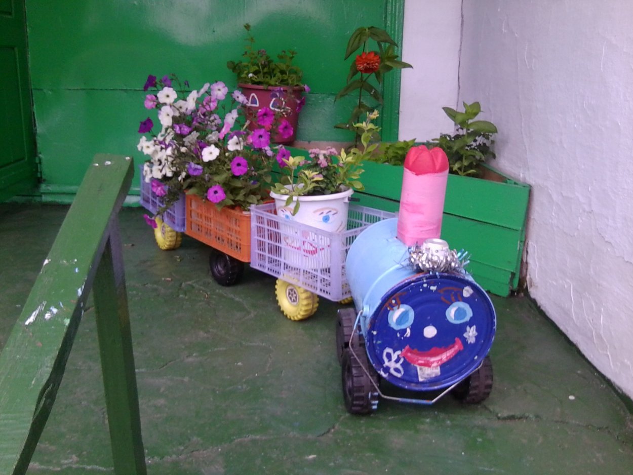 Паровозик из ящиков для цветов