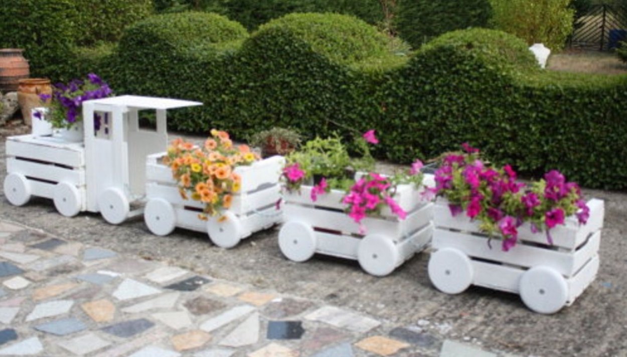 Клумба в виде паровозика