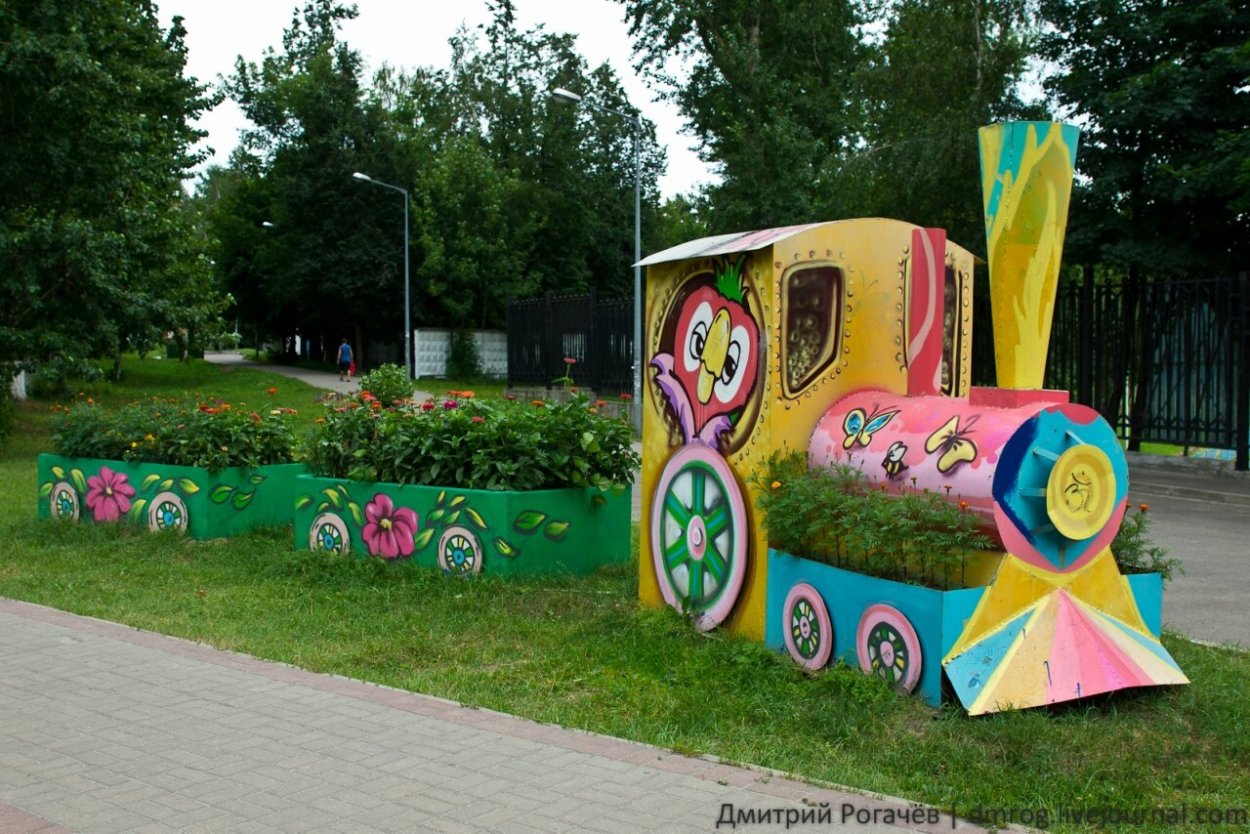 Клумба в виде паровозика