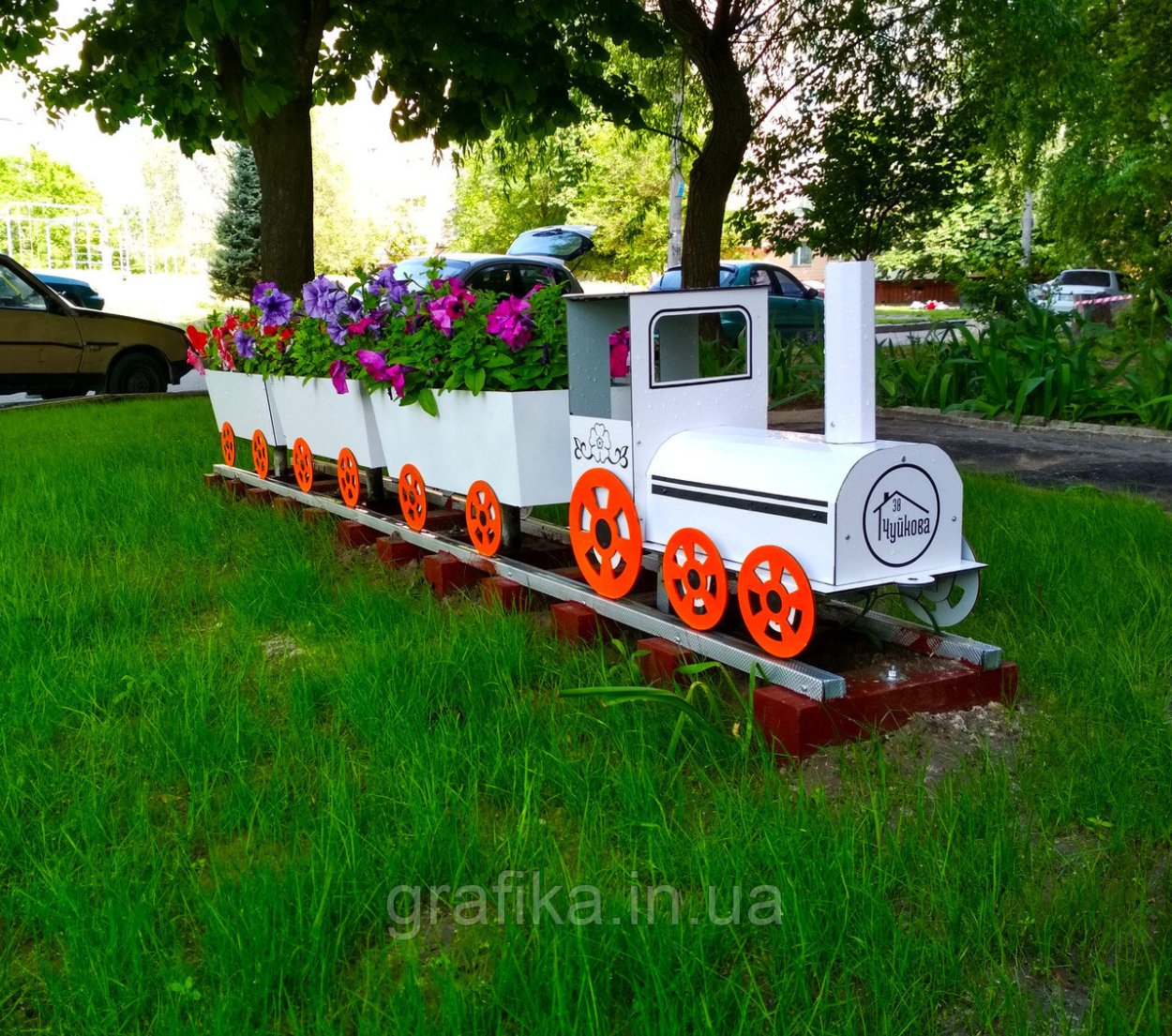 Клумба паровозик