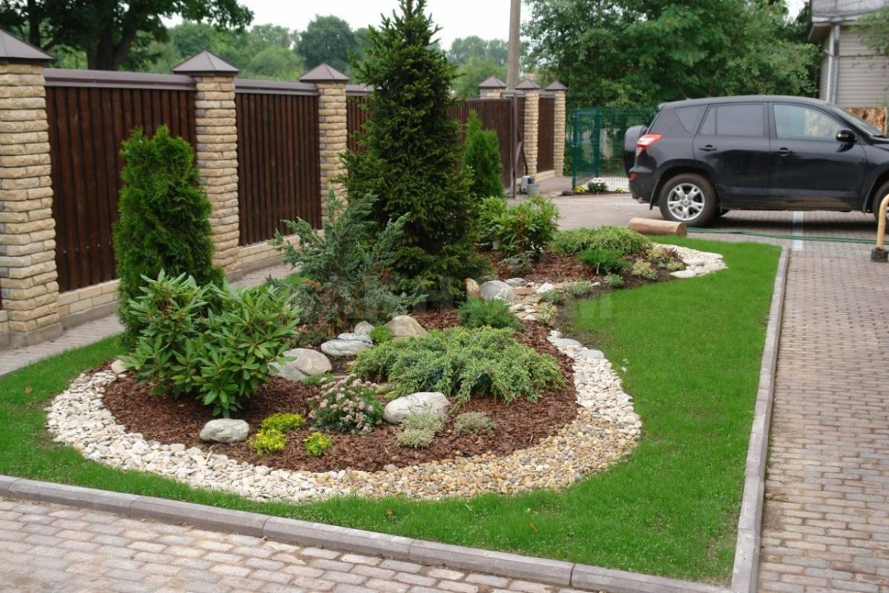 Газон перед забором