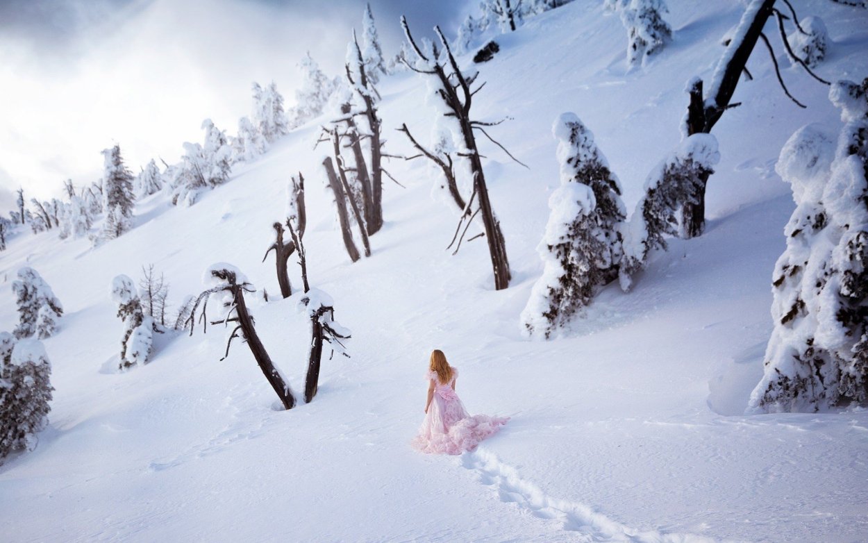 Тропа в снежных горах