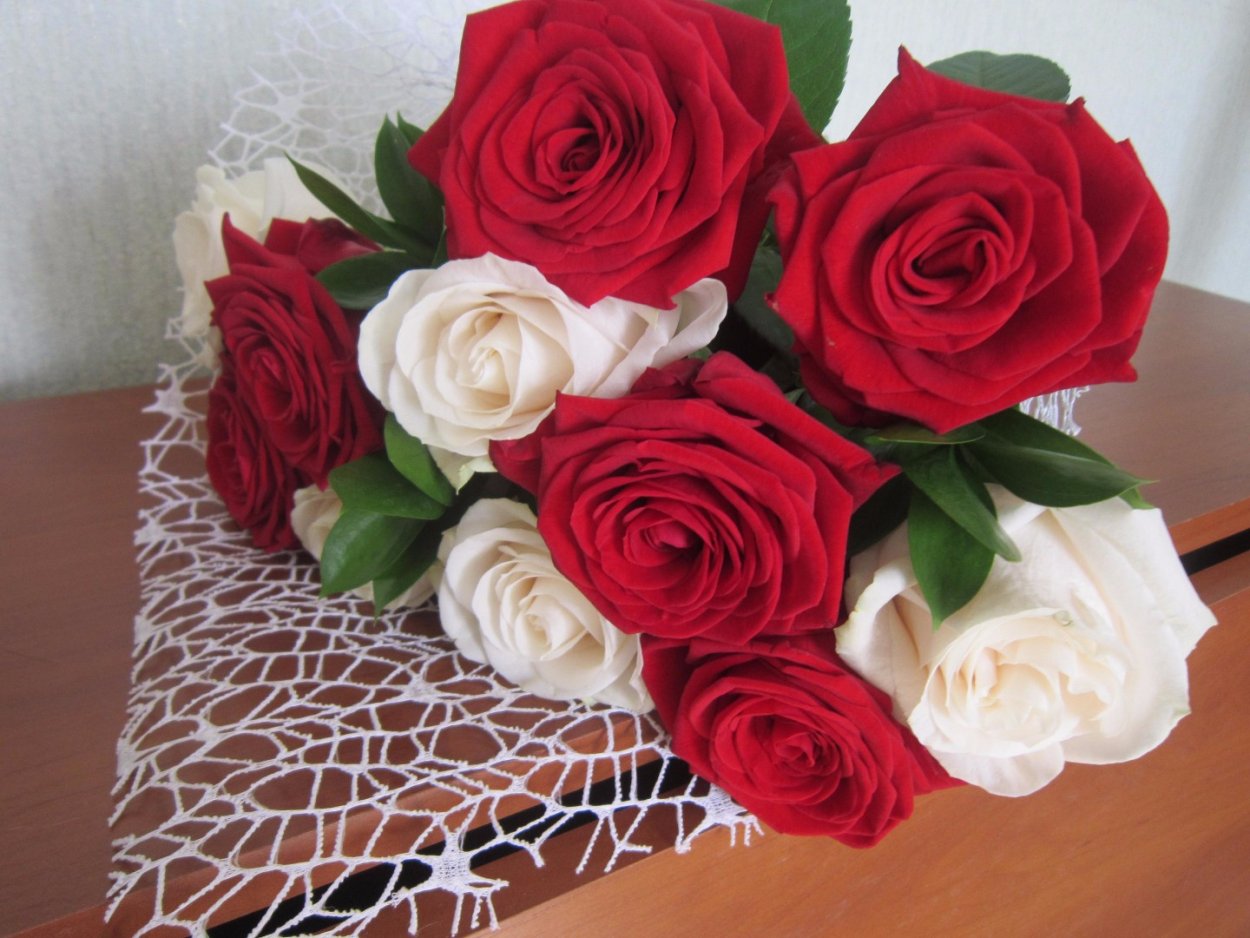 Букеты из 15 роз на столе