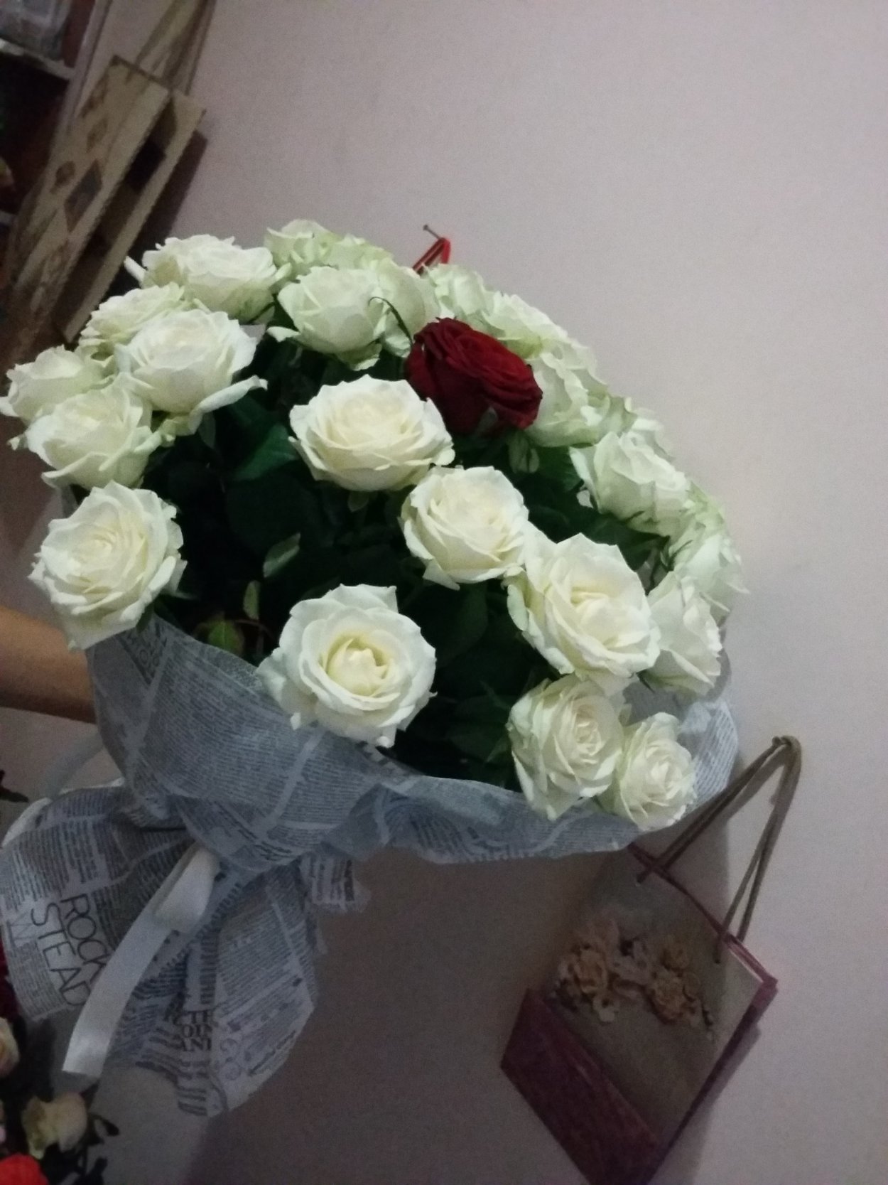 Букет цветов на столе