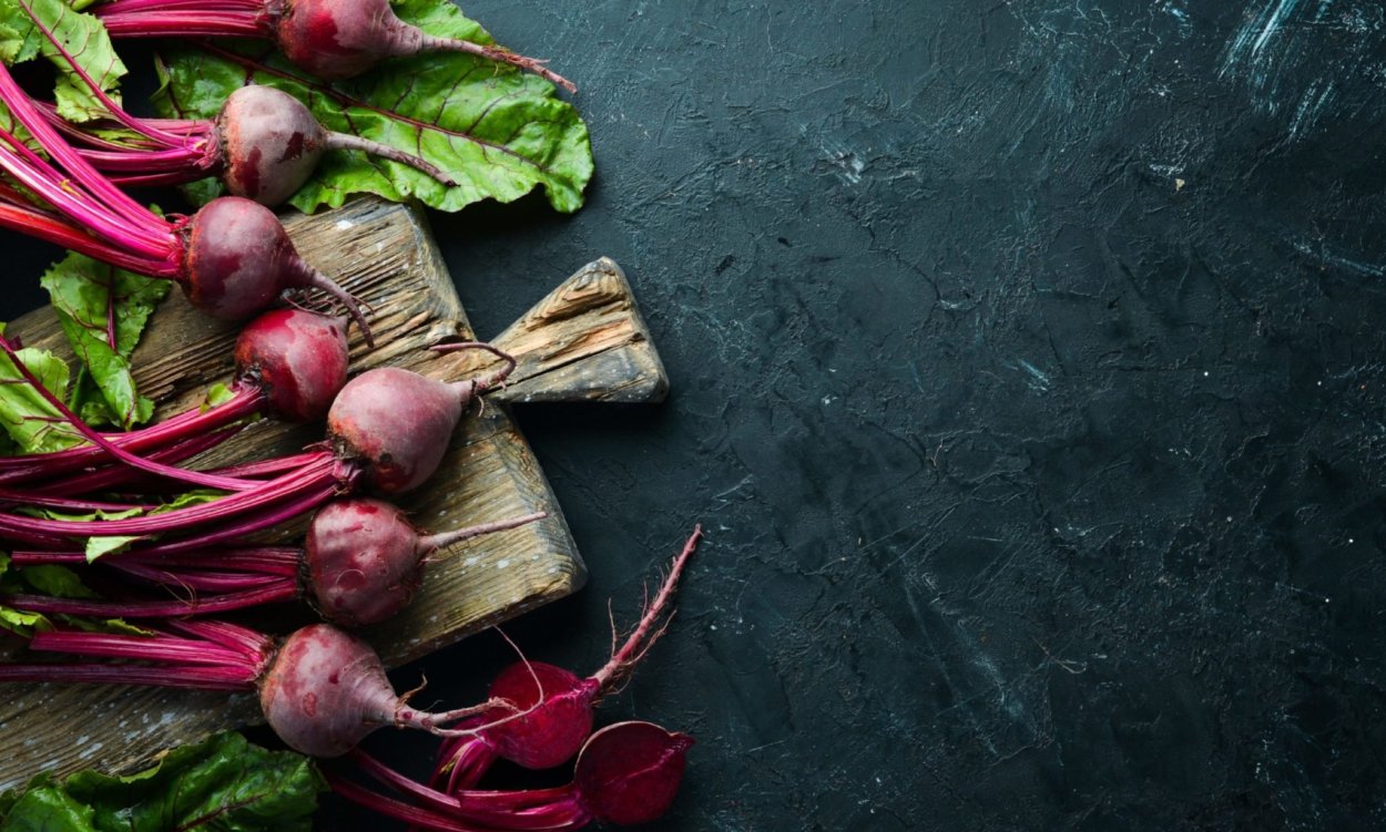 Свекла свежая на черном фоне