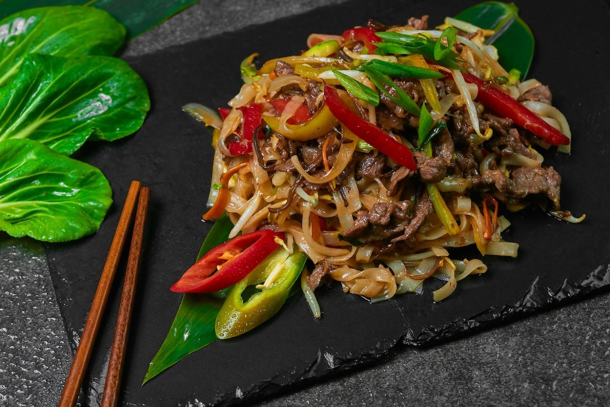 Wok с говядиной и овощами