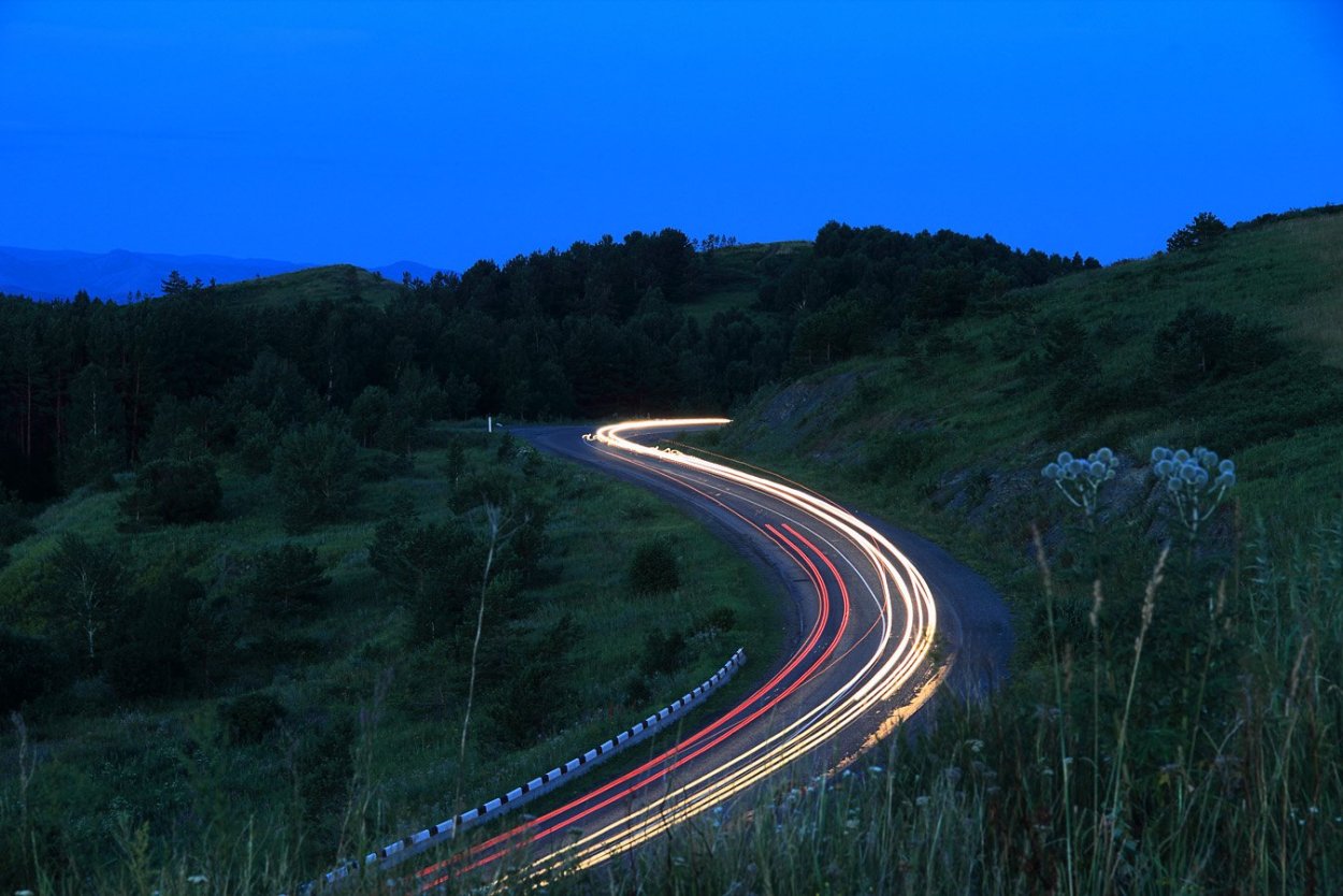 Извилистая дорога в глубинах национального парка