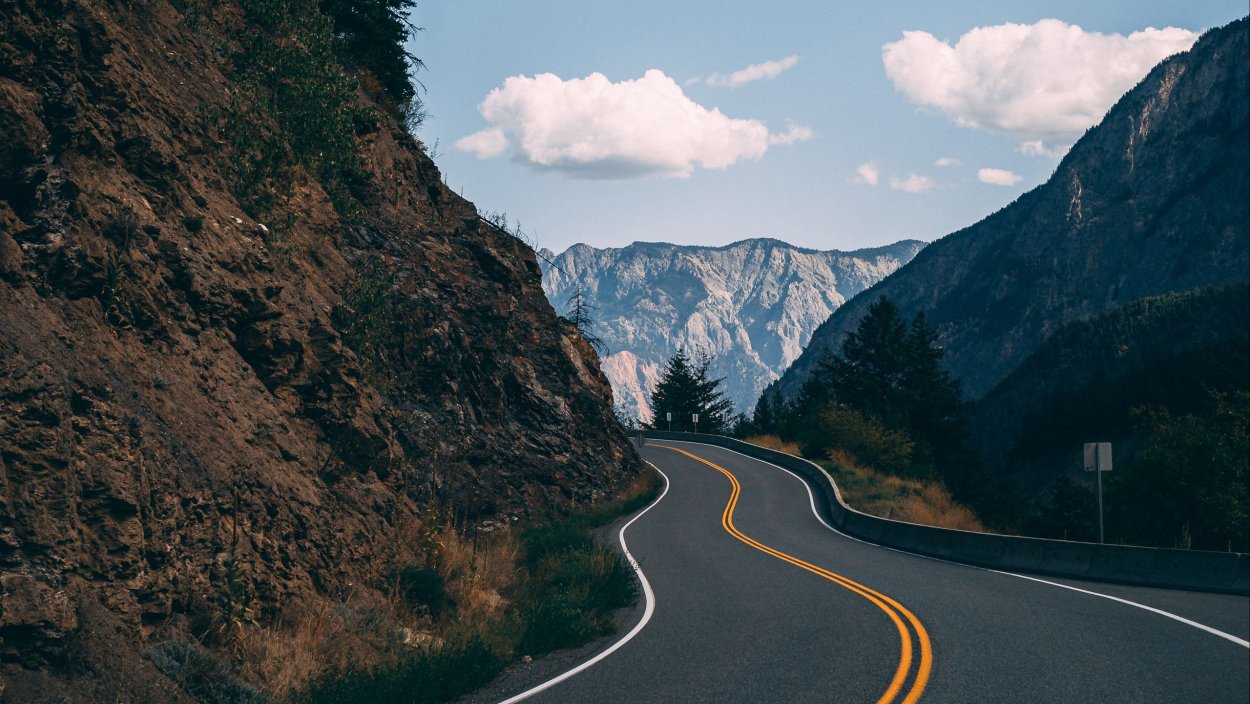 Асфальтная дорога с горами