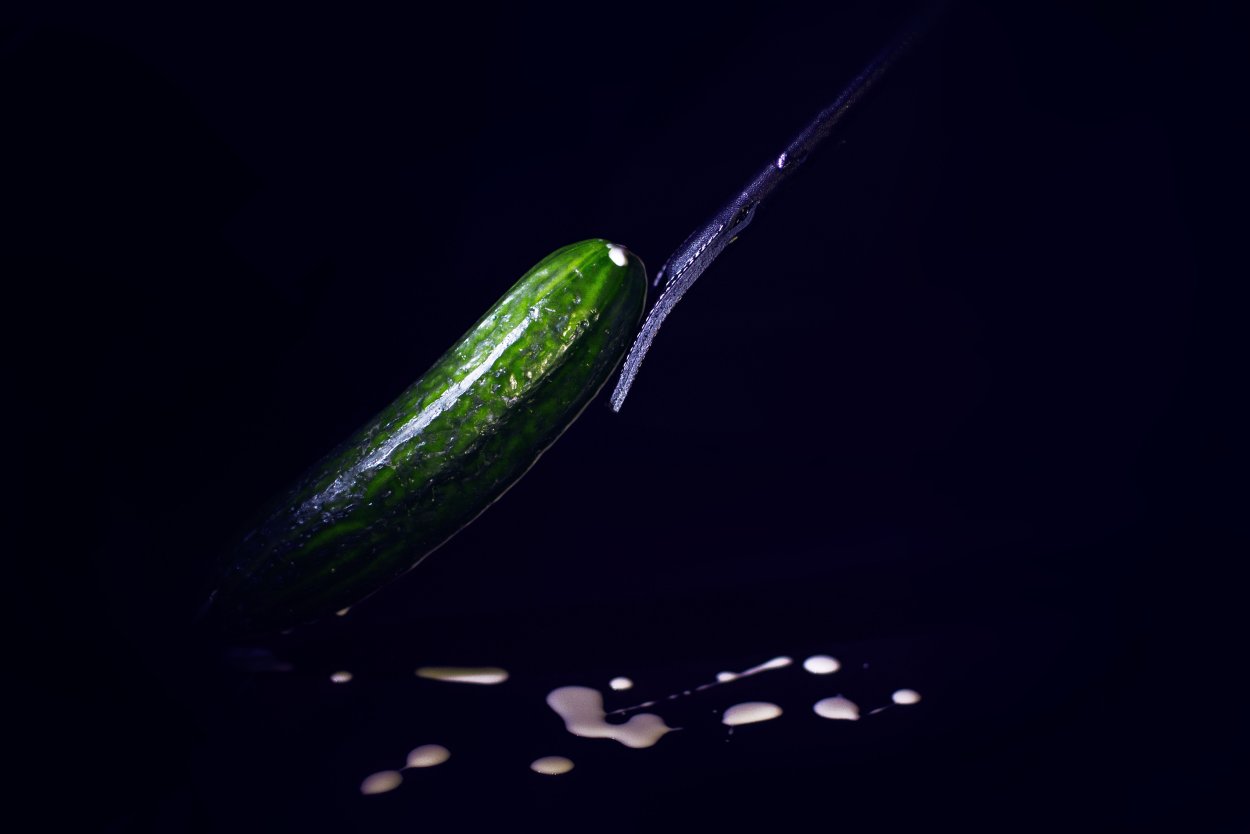 Огурцы на темном фоне