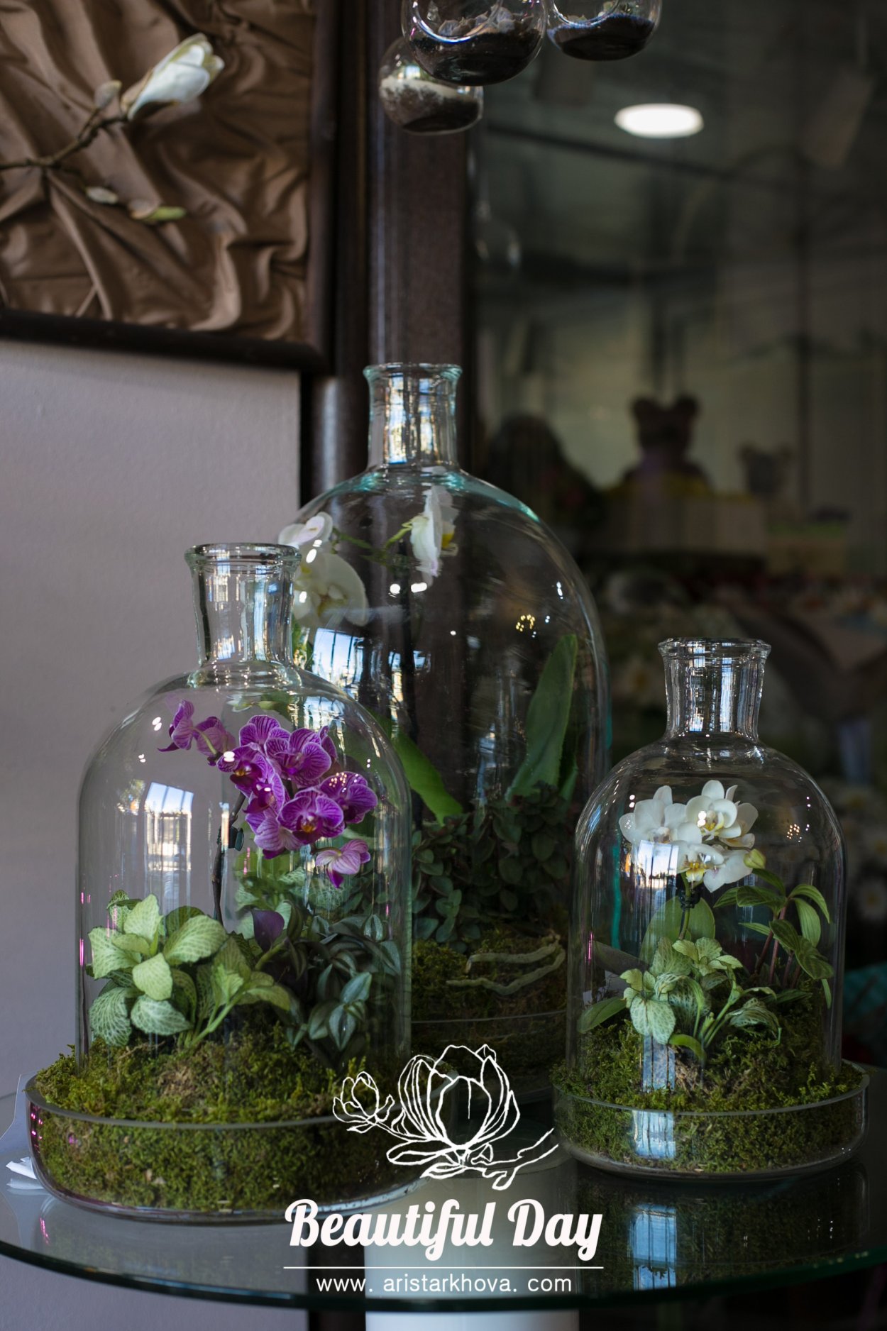 Орхидея мини в колбе