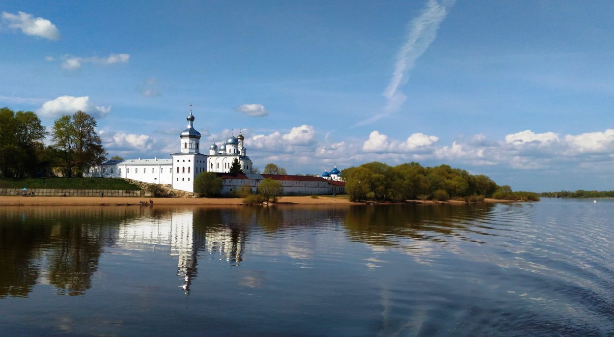 Вид на Юрьев монастырь с Волхова