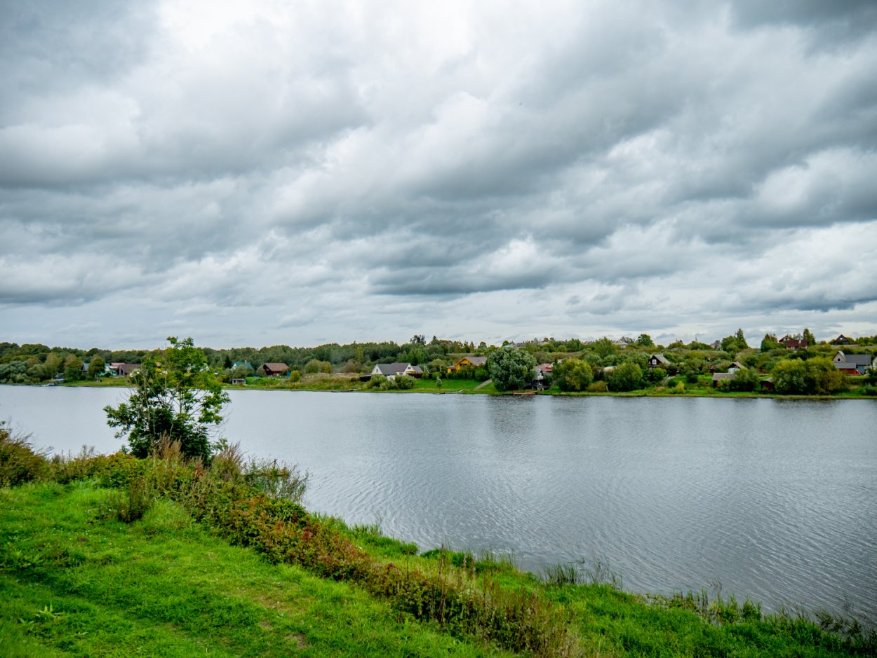 Староладожская Церковь на фоне реки Волхов
