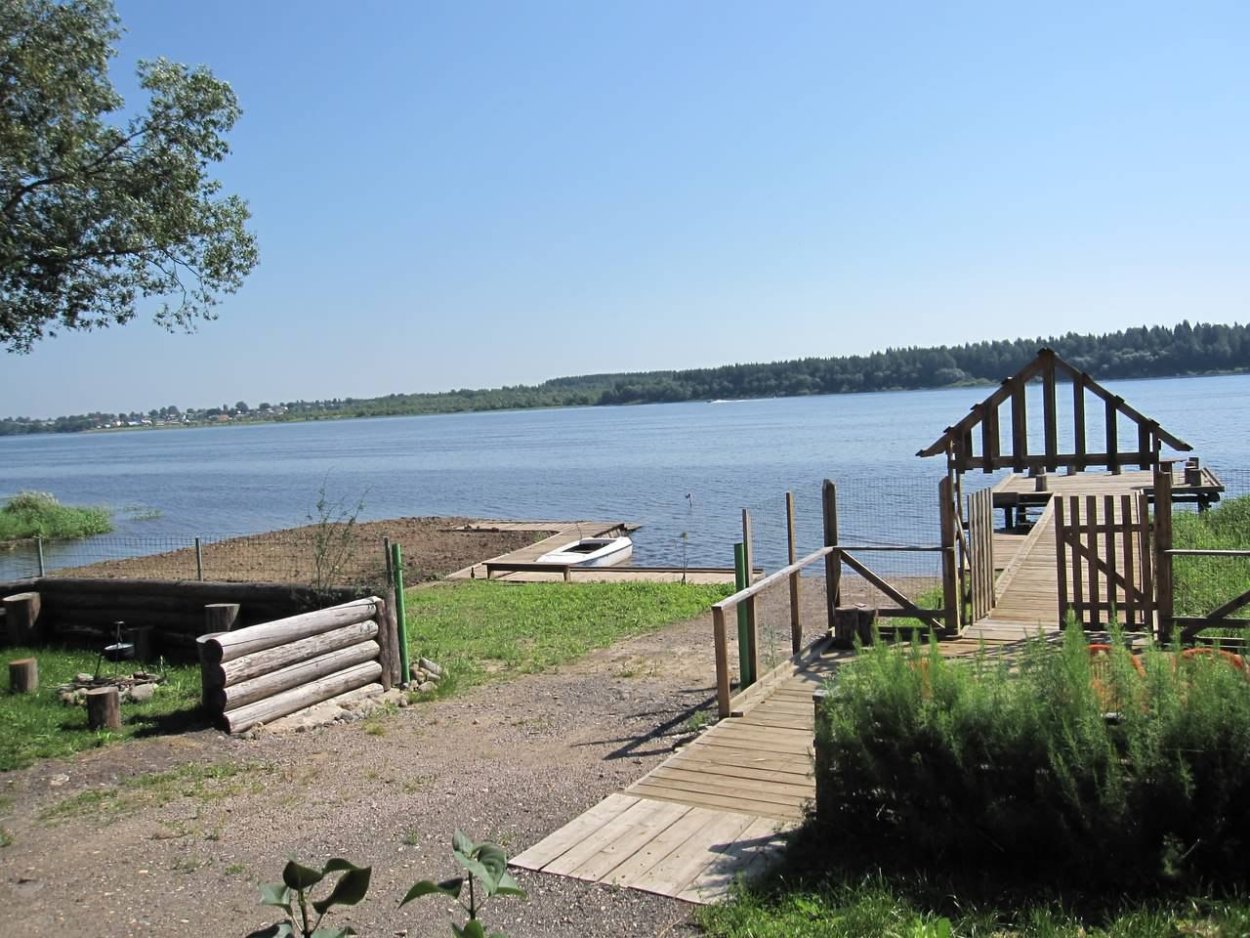 Домик берег реки Волхов