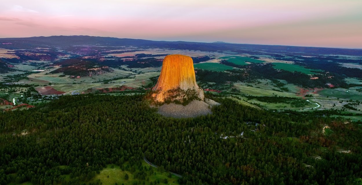 Скала башня дьявола в США
