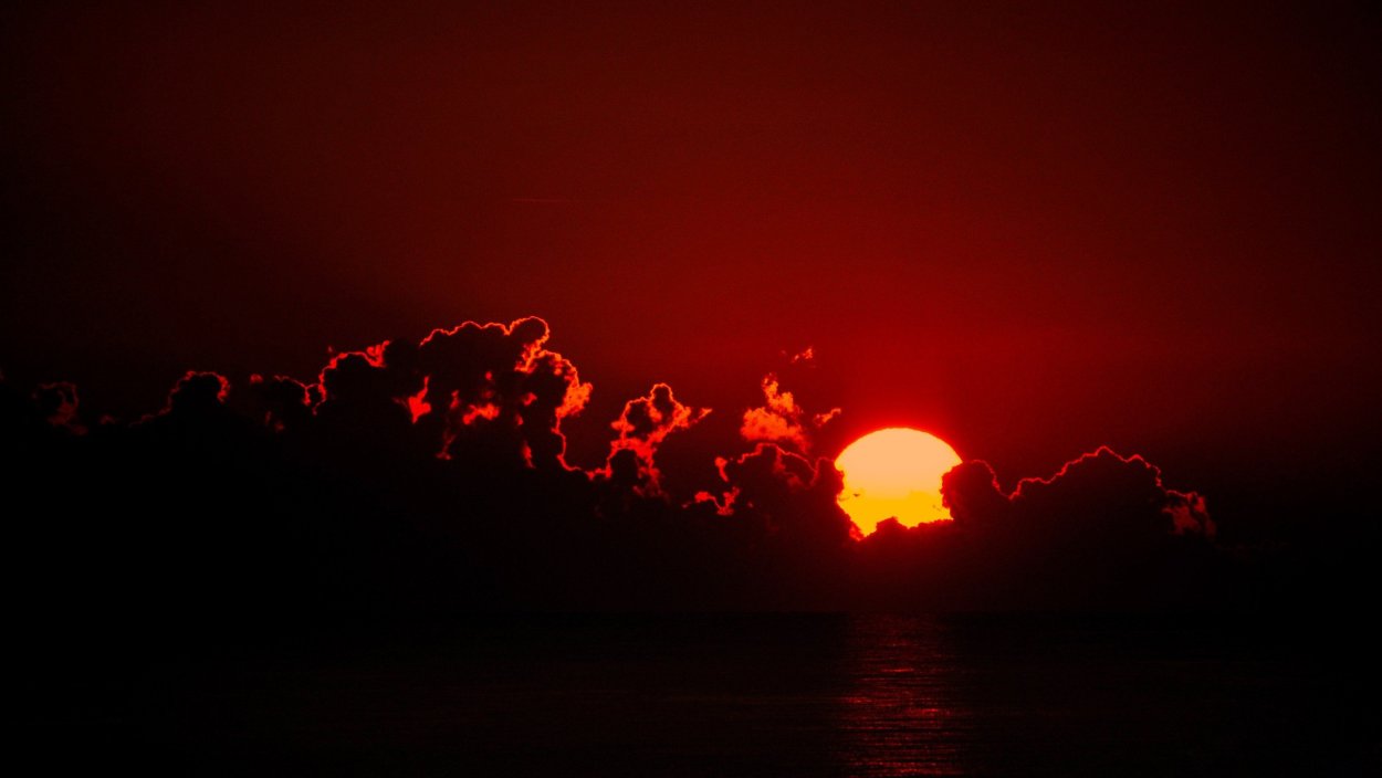 Красно черный закат