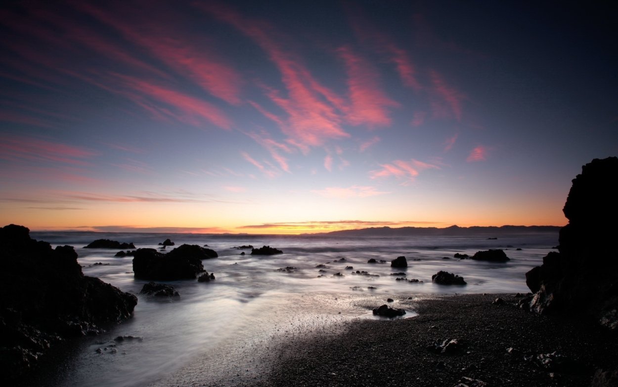 Темный пляж