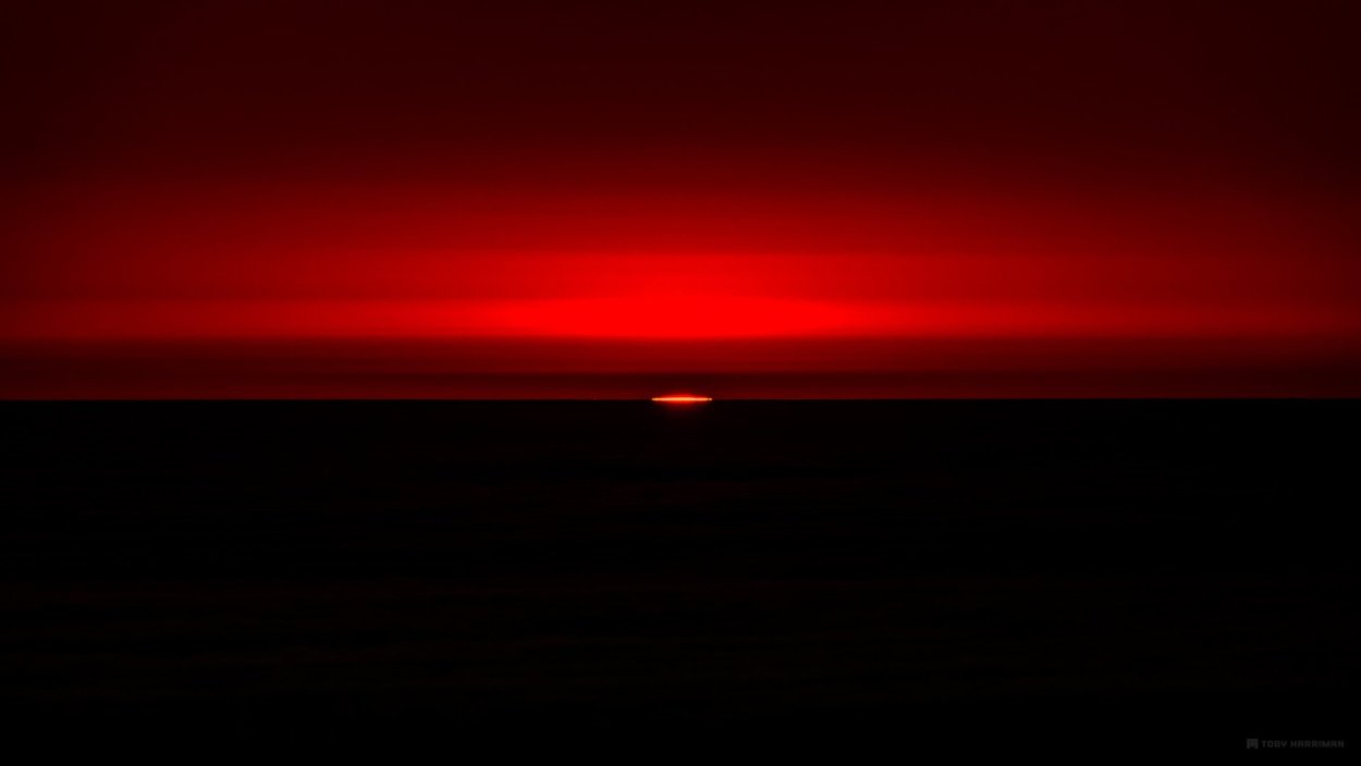 Черно красный закат