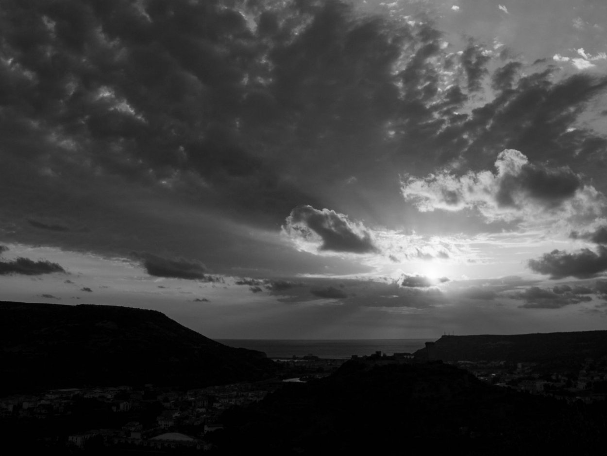 Закат в черно белом стиле