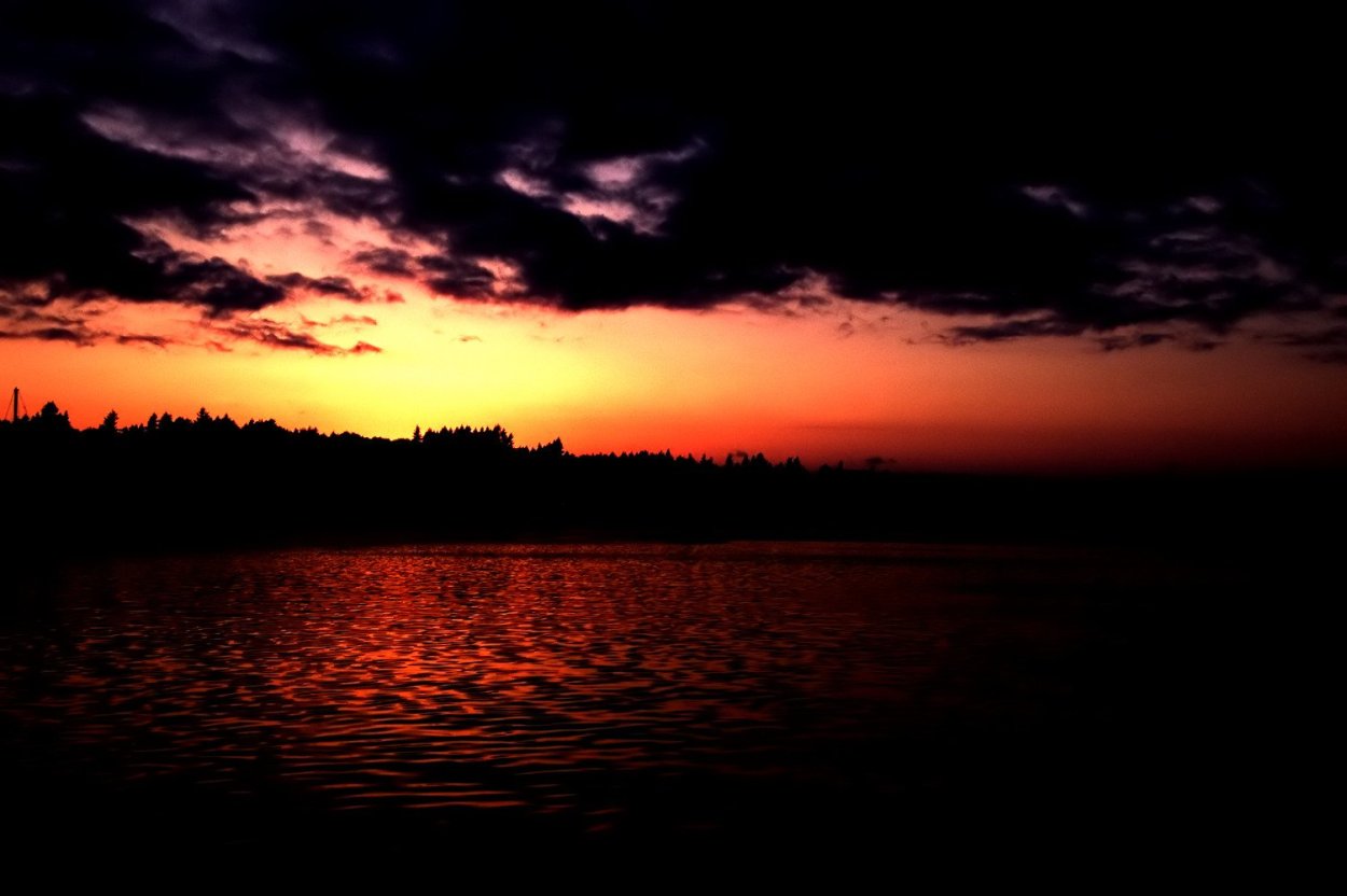 Красивый закат черный