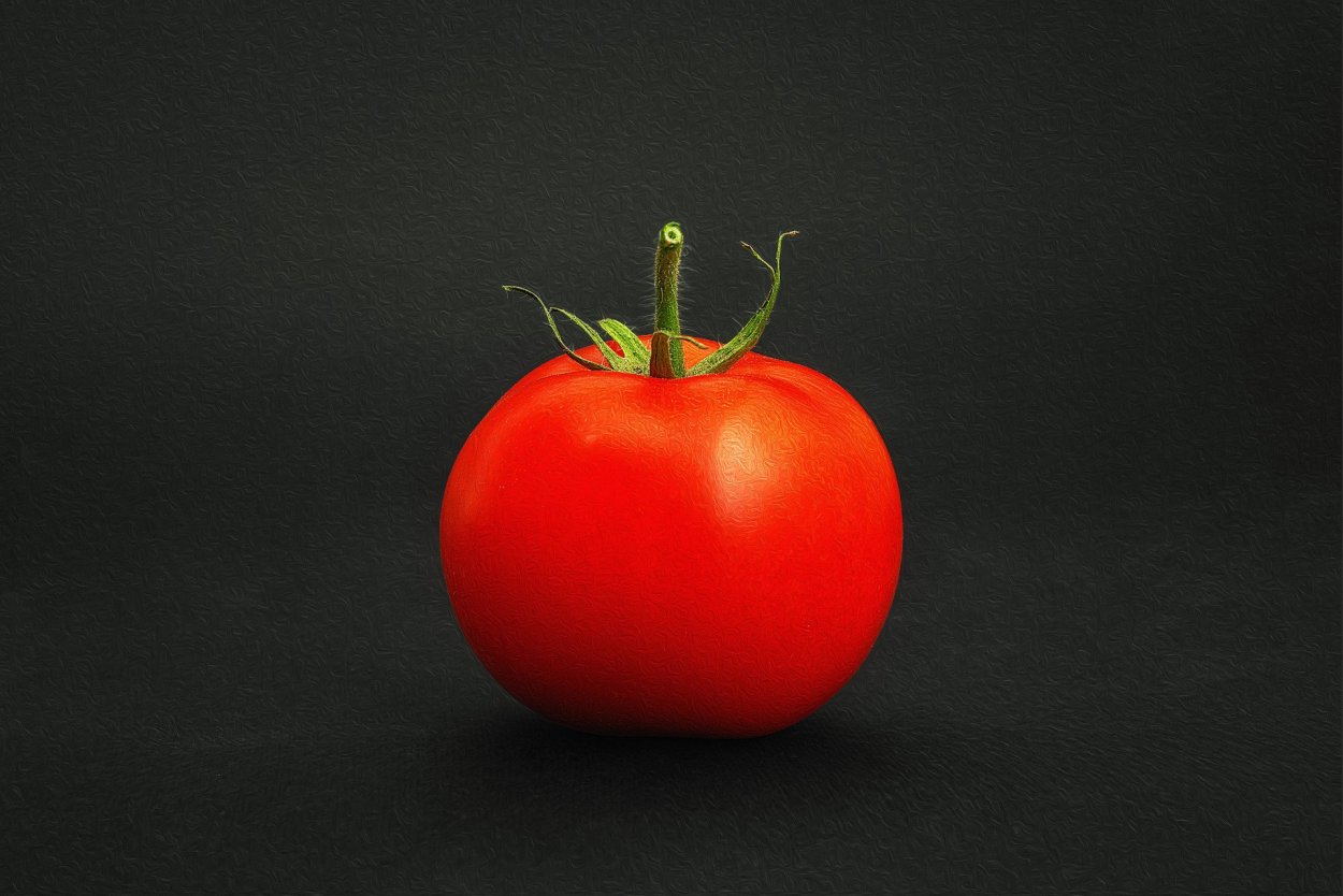 Помидор на черном фоне