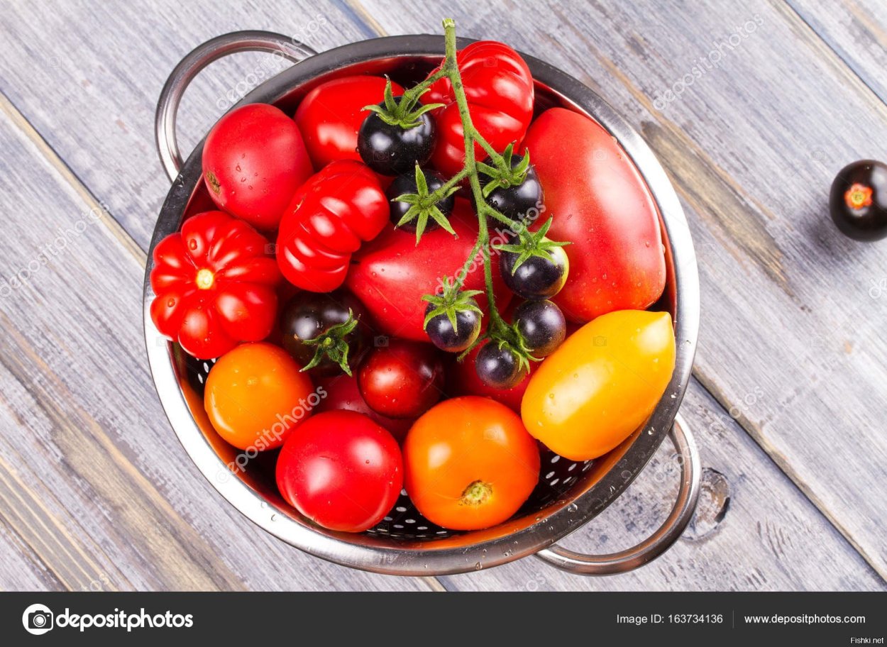 Желтые и красные томаты