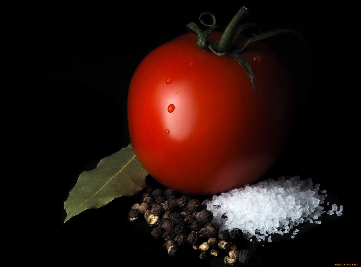 Помидоры на темном фоне