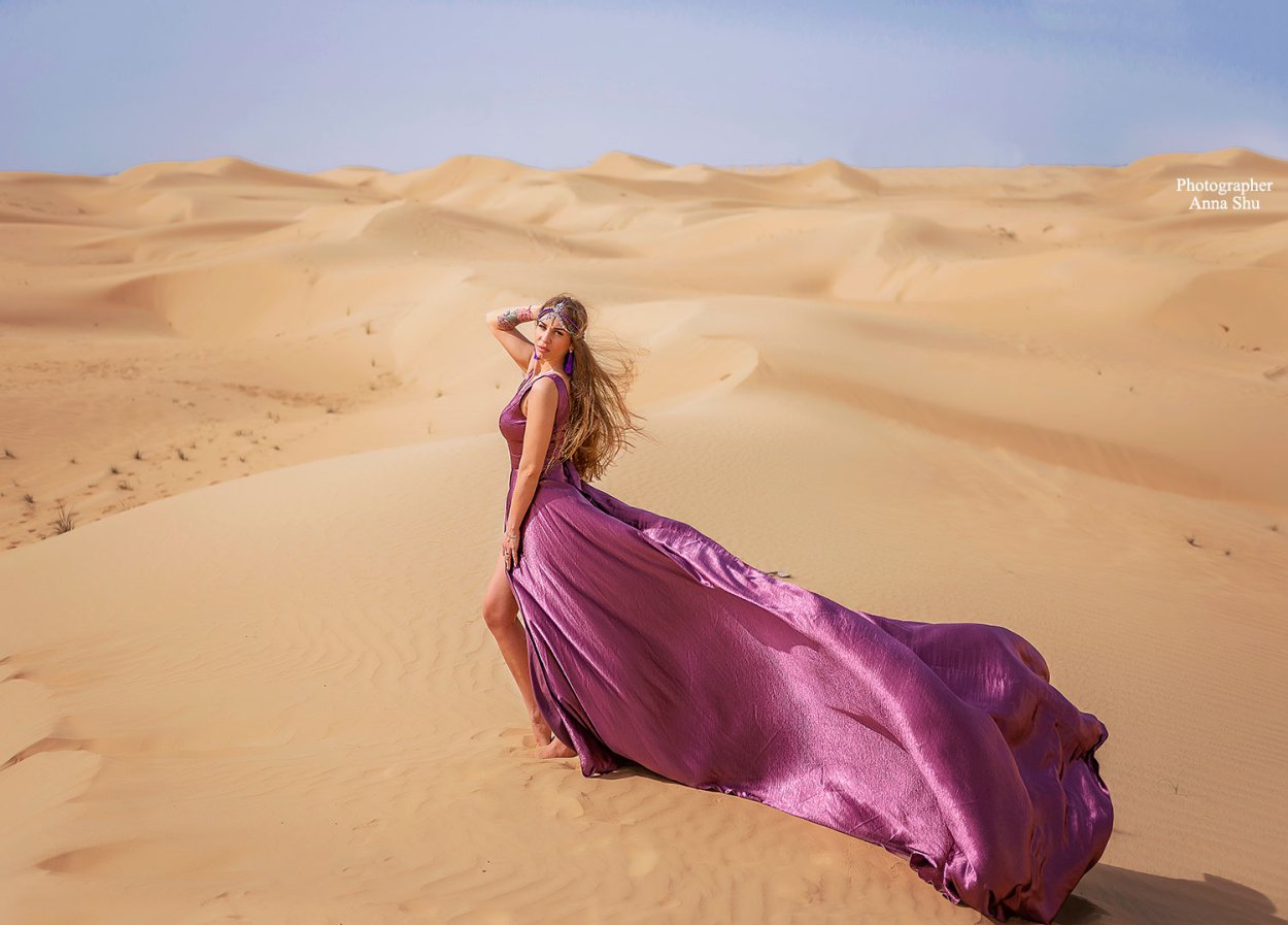Красивая девушка в пустыне