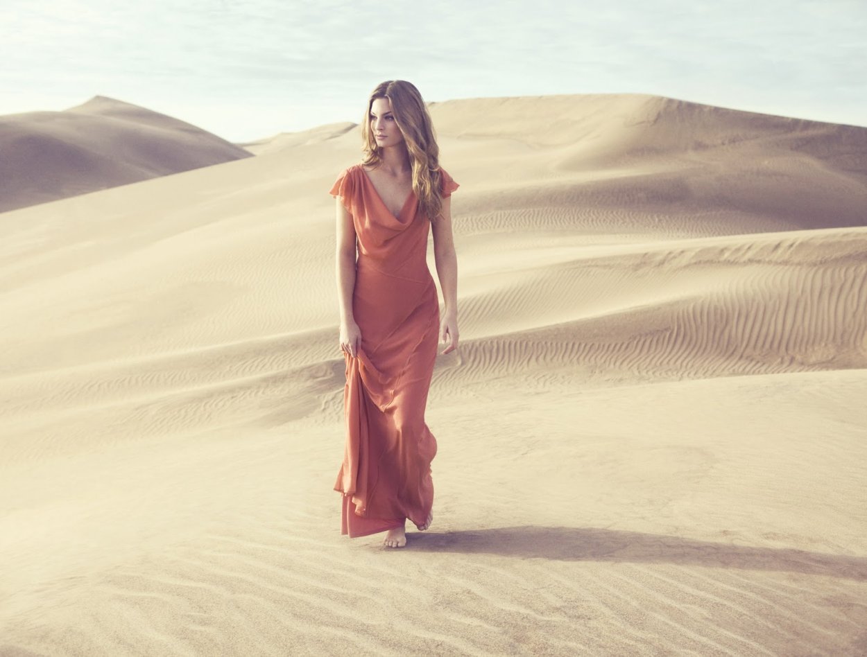Красивая девушка в пустыне