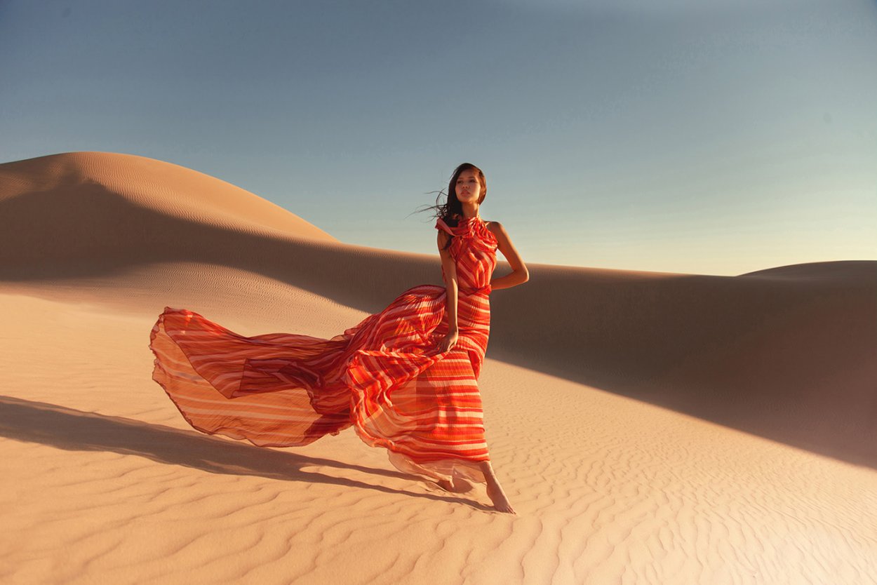 Девушка в пустыне