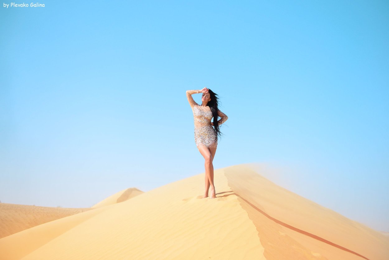 Девушка в пустыне в Дубаи