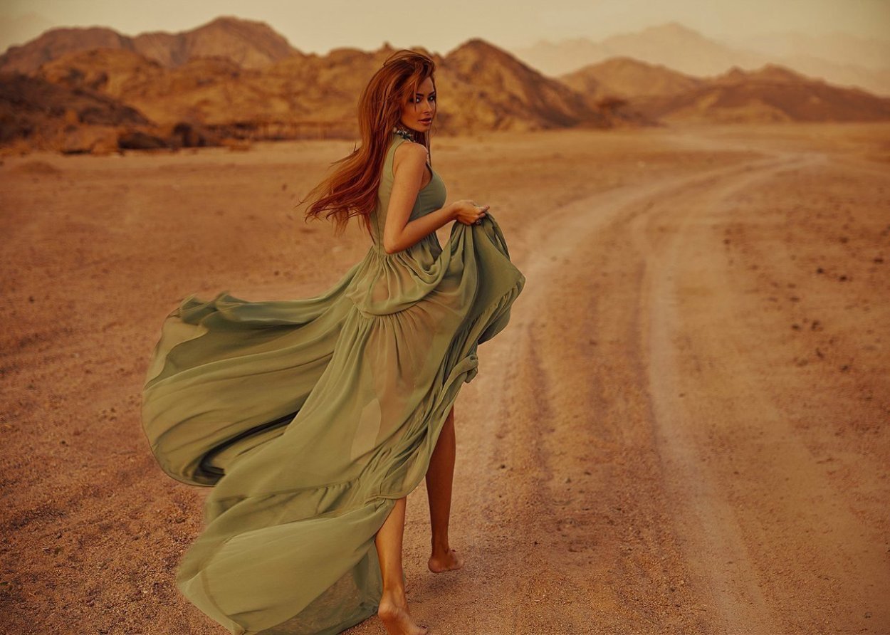 Красивая девушка в пустыне