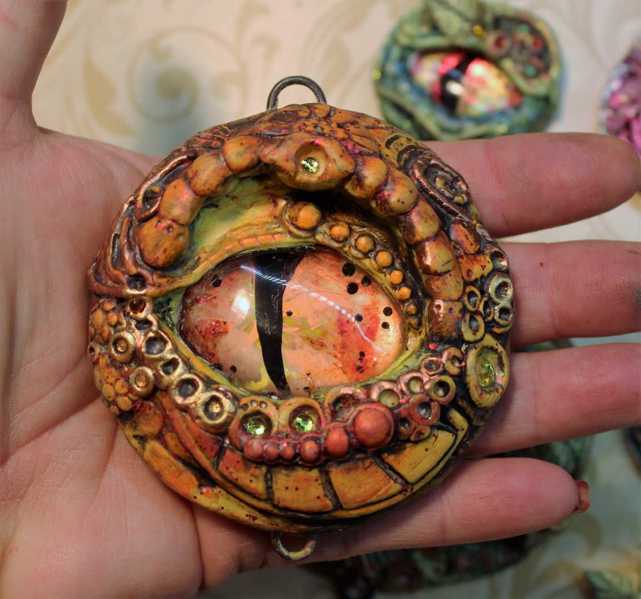 Слепить глаз дракона